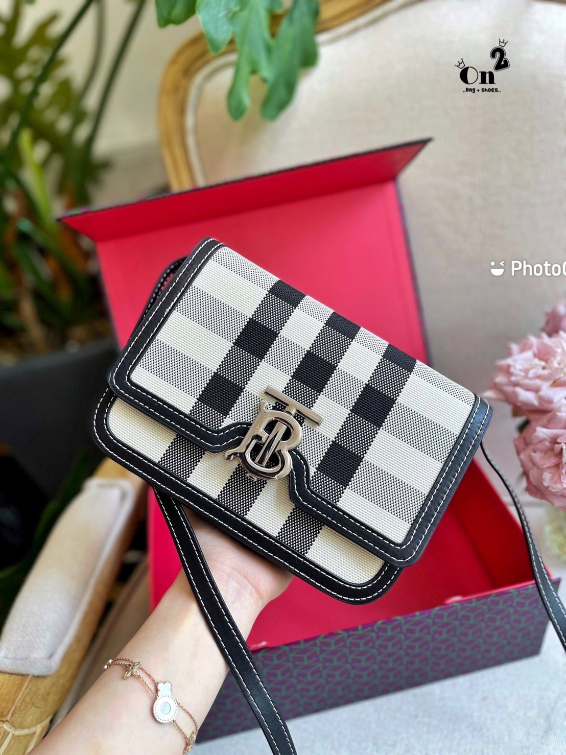 BURBERRY FRAGRANCES LEATHER CROSSBODY BAG / BB Shoulder Bag กระเป๋าสะพาย ทรงกล่อง เปิดหน้า อะไหล่ทอง สายสะพายยาวแบบครอสบอดี้ ได้ทุกลุค เกรดงานสวย.น่ารักมากๆ งานชนชอป ใช้ได้ Everyday Look เลยค่า