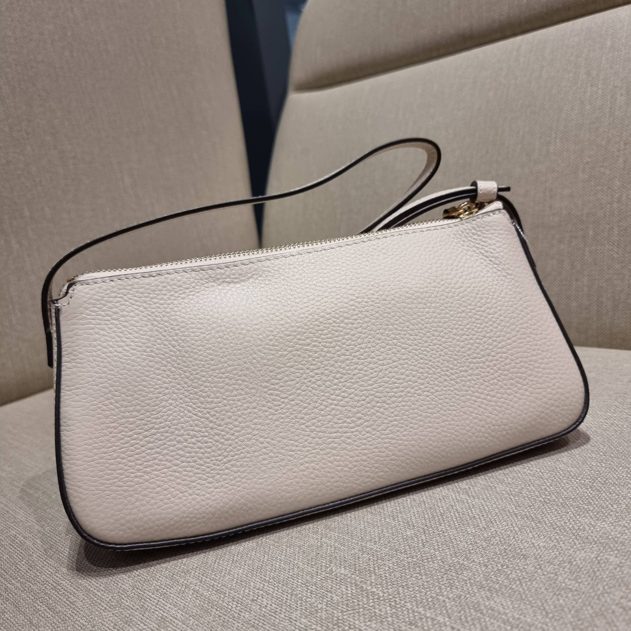 TORY BURCH MCGRAW WEDGE กระเป๋าสะพายไหล่ ทรงสวยไม่ซ้ำ ไม่เกร่อ!! สะดวกใช้งาน ดีไซน์เรียบแต่แฝงความหรู และคลาสสิคในตัว วัสดุหนังลูกวัว สัมผัสดี สวยคม เปิด-ปิดด้วยซิป ภายในเป็นช่องโล่ง มีช่องย่อยเก็บบัตร มาพร้อมสายสะพายในตัว ปรับได้อีกเล็กน้อย ไอเท็มนี้เหมา