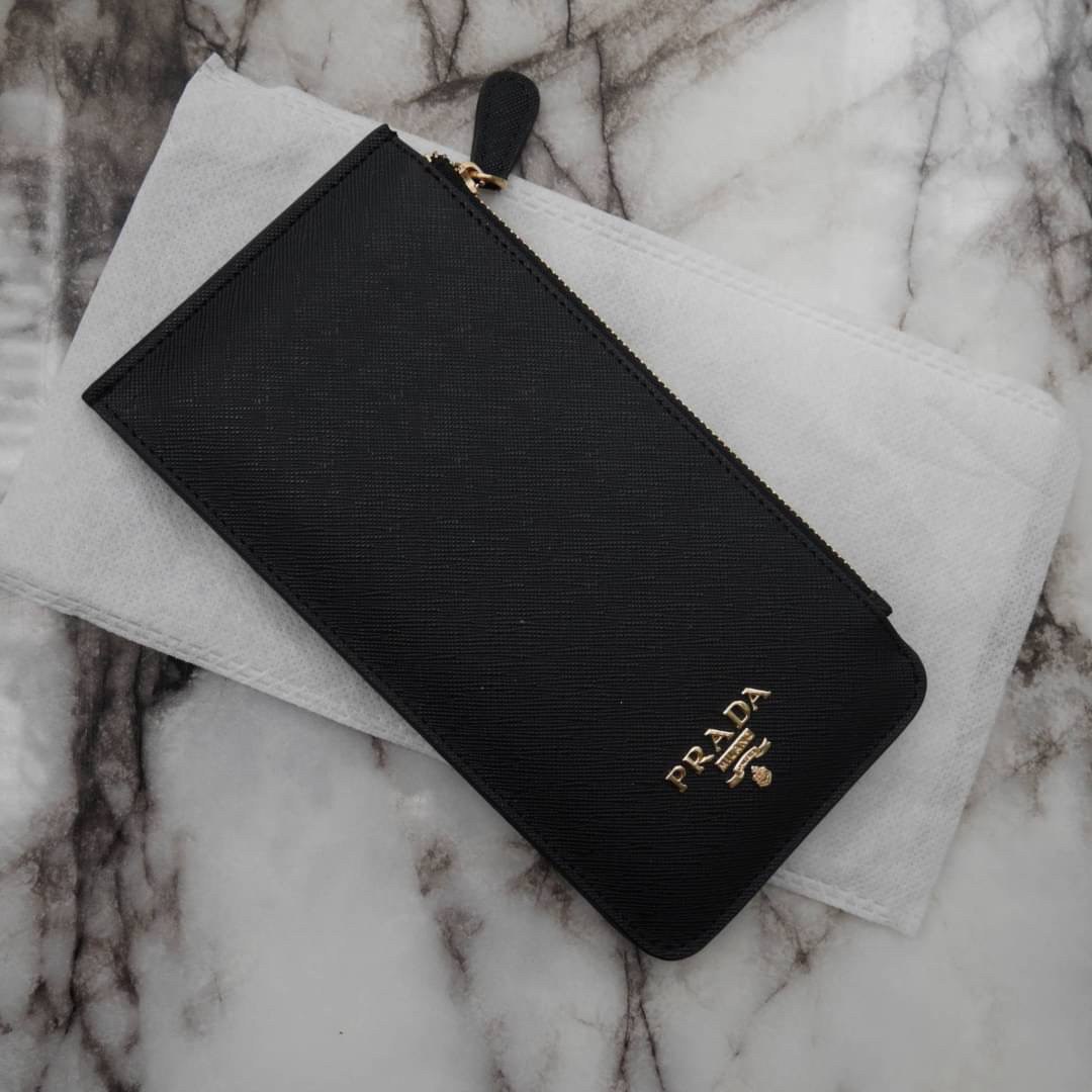 รุ่นขายดีเว่อร์วัง♡♡ PRADA LONG WALLET *สำหรับคนชอบใส่บัตรเยอะ กระเป๋าสตางค์ทรงสวย สะดุดตา หนังสัมผัส Safiano จากแบรนด์ PRADA มีช่องใส่นามบัตรมากถึง 16 ช่อง ด้านหน้ามีโลโก้แบรนด์สีทองหร