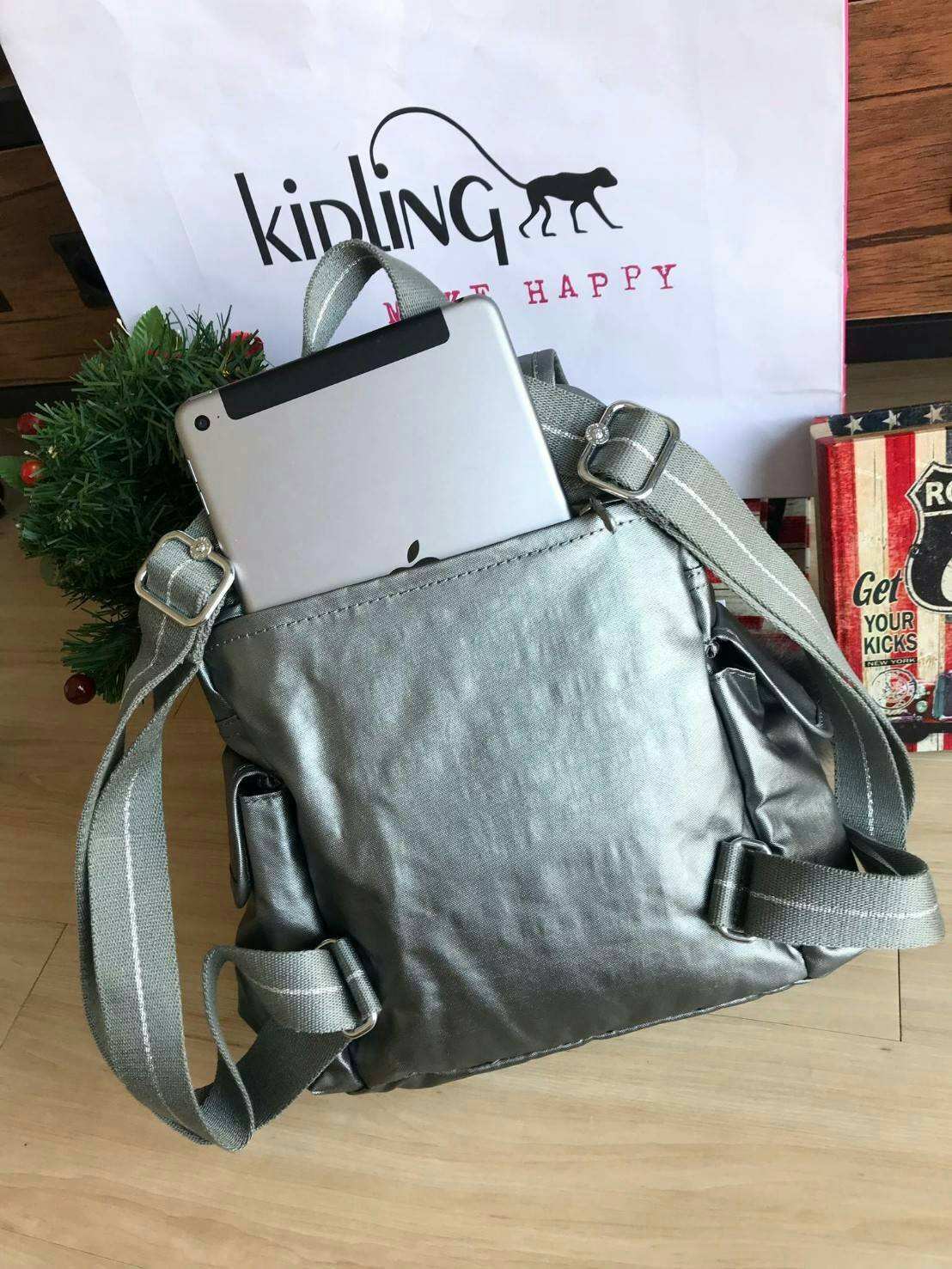 Kipling City Pack Backpack วัสดุPolyamide100% เป้ขนาดกลาง ที่เปิดปิดด้วยตัวล็อค2ชั้นด้วยกระดุมแม่เหล็กและซิป มีช่องใช้งานหลายช่องรวมถึงช่องซิปด้านหน้า มีลูกเล่นที่ด้านหลังมีช่องซิปสำหรับเก็บของและเก็บสายเป้ได้ หรือใช้สายจากเป้สะพายไหล่ได้ ประดับด้วยพวงกุญ