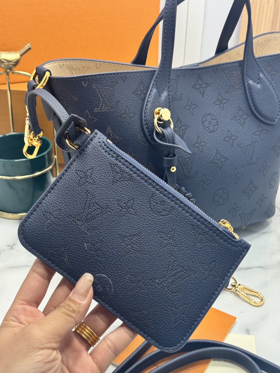 TOP ORI หนังแท้ | LV Blossom PM bag กระเป๋าทรงโท้ทรุ่นใหม่ โทนสีกรมคลาสสิกเหนือกาลเวลาที่มีสไตล์พร้อมตอบโจทย์การใช้งานมากขึ้น ฉลุลายโลโก้เป็นเอกลักษณ์ สวยหรู ดูแพงมากค่ะ