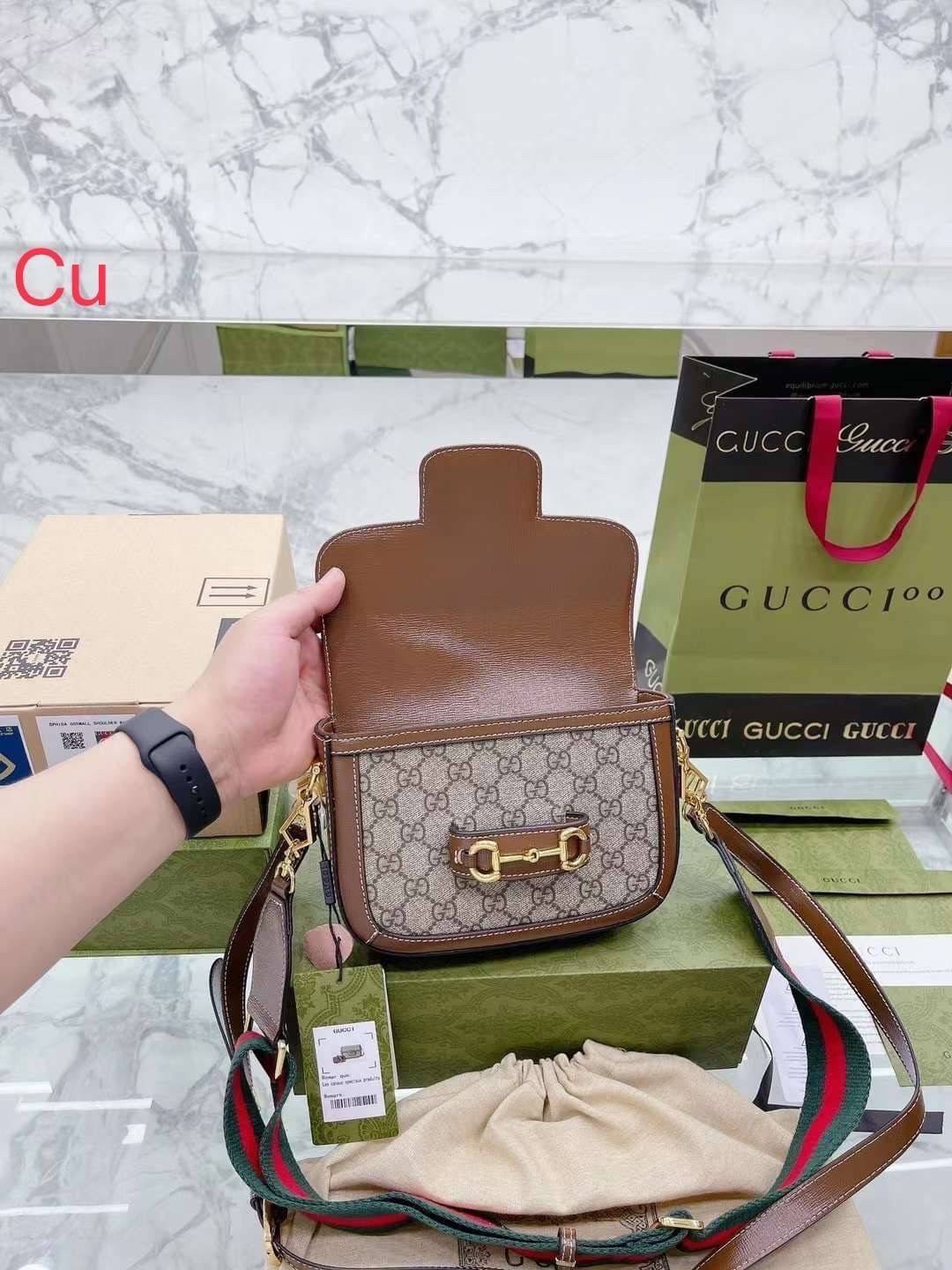 GUCCI HORSEBIT 1955 MINI BAG เกรดออริจินอล กระเป๋าสะพาย crossbody รุ่นฮิต สุดหรูหรา คลาสสิค จุของสำคัญได้เยอะ มาพร้อมสายสะพายยาว 2 เส้น สามารถ ปรับระดับได้ ถอดออกได้ รุ่นนี้ใช้งานดีมาก บอกต่อกันถึงที่สุด ใช้ได้ทุกโอกาส เป็นอีกรุ่นที่โดดเด่นมากๆ