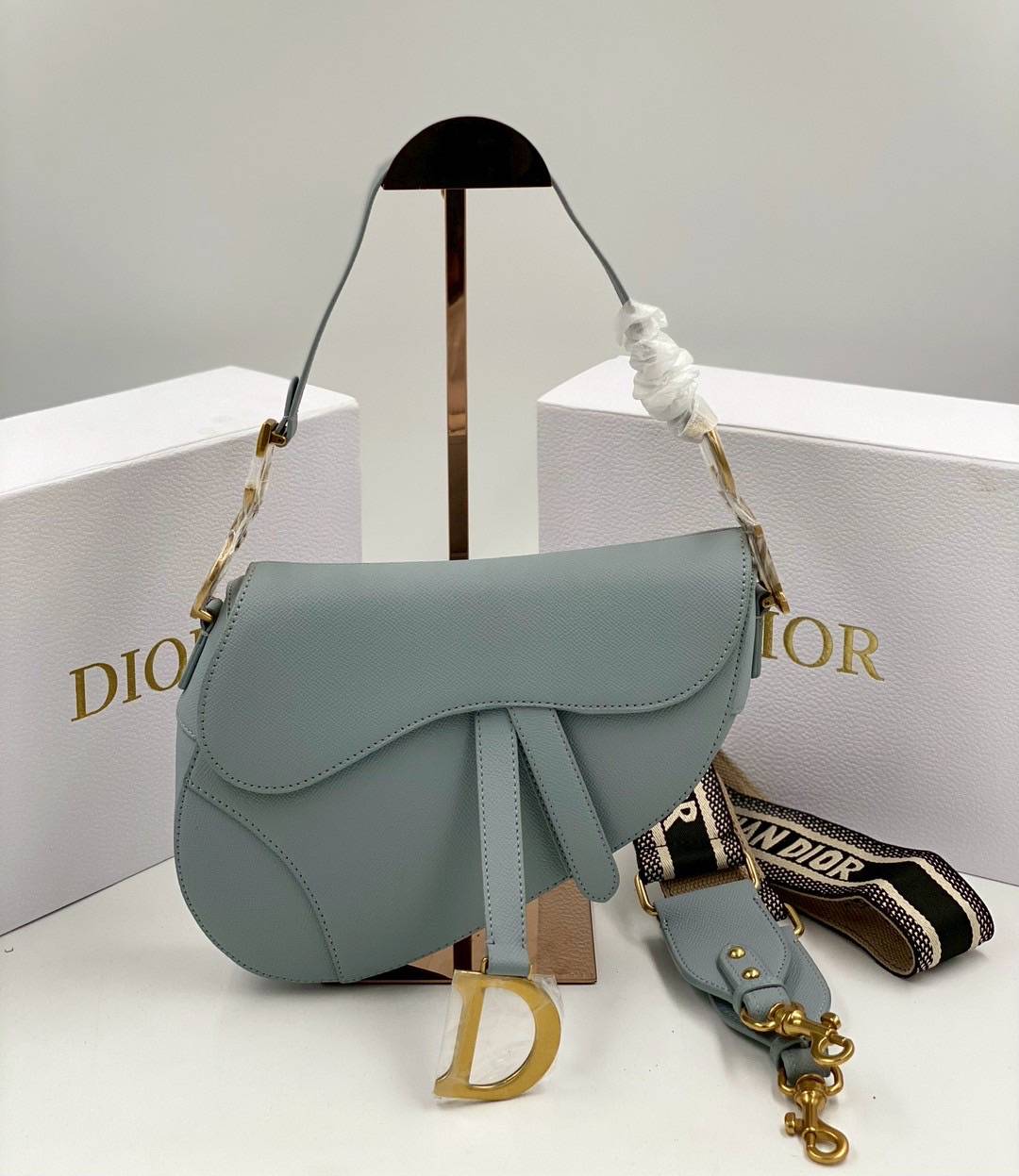 ORI หนังแท้ | DIOR Saddle Bag with Strap Grained Leather กระเป๋าถือ/สะพายทรงอานม้า รุ่นยอดนิยมที่มีเอกลักษณ์สวยงามเหนือกาลเวลา ลูกเล่นห้อยด้วยตัวอักษร D ตรงหูหิ้วมีกิมมิค CD สวยหรูดูแพง