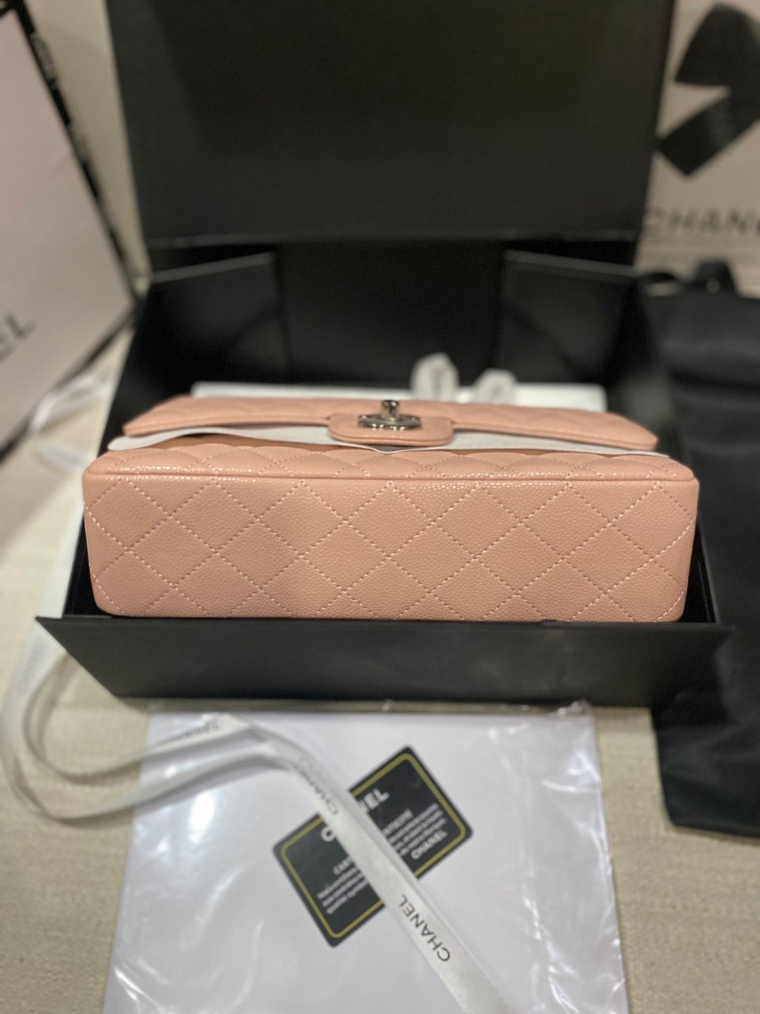 CHANEL Classic Medium Flap Bag กระเป๋าสะพายคลาสสิกรุ่นยอดนิยมตลอดกาล ดีไซน์เรียบหรูหราขับผิว งานหนังแท้สวยมาก มีอะไหล่เงินและทอง สุดยอดเดอะเบสท์ไอเท็ม