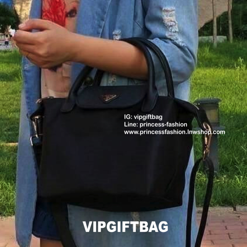 PRADA NYLON BAG WITH ZIP VIP GIFT WITH PURCHASE กระเป๋าถือหรือสะพายสไตล์ Longchamp GWP พรีเมี่ยมกิ้ฟจากเคาน์เตอร์แบรนด์ Limited edition วัสดุ Nylon เนื้อหนาคุณภาพดีตามแบบฉบับแบรนด์ด้านหน้าประดับโลโก้หรู เปิดปิดด้วยฝาปิดและซิป ภายใน Polyester 100% มีโลโก้ 