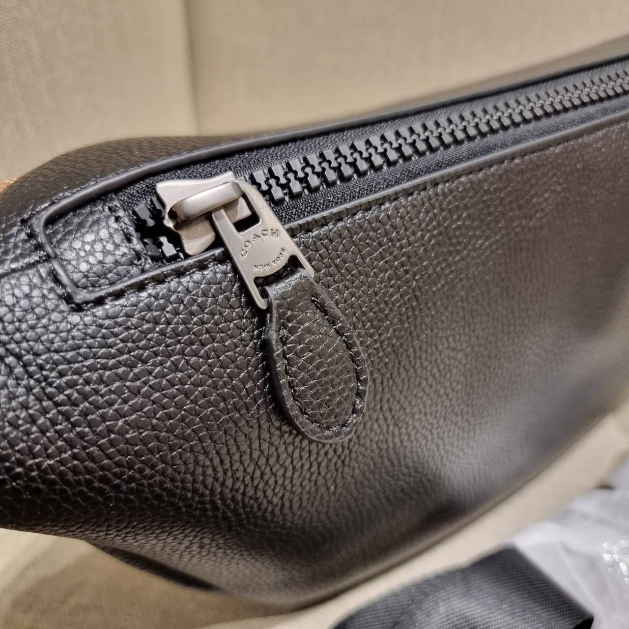 COACH C4028 COACH x PEANUTS WARREN BELT BAG IN SIGNATURE CANVAS WITH VARSITY PATCHES กระเป๋าคาดอกไซส์ใหญ่ คอลเลคชั่นยอดฮิต!! เป็นรุ่นสุดยอดของความคลาสสิค ขนาดสะพายกำลังเท่ คูลๆ ใช้งานง่าย ได้ทั้งหนุ่มๆและสาวๆ วัสดุหนังแคนวาสเคลือบลายสลับหนัง pepble น่าใช้