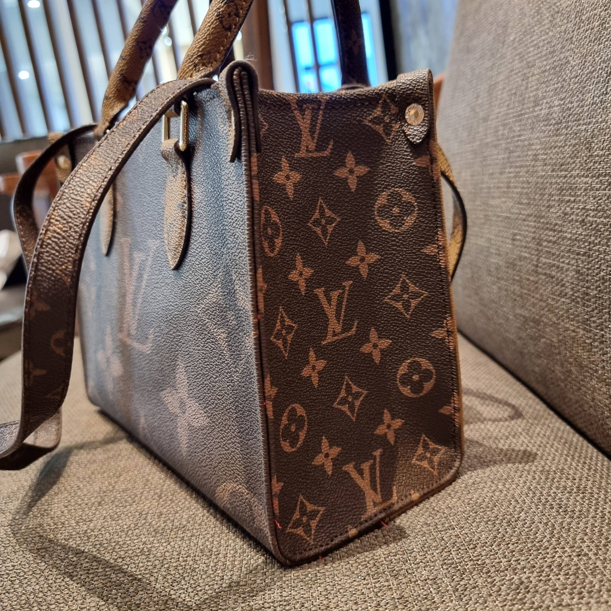 LV crossbody tote bag 10" 16" สเปเชี่ยล gift box set ในราคาที่แสนดี น่าคบหา!! สุดคุ้มและสวยที่สุดยันกล่อง!! ได้ไปยังไงต้องร้องว้าว!! กระเป๋าทรงโท้ทที่สาวๆตามหา ดีไซน์คลาสสิค ผู้ดี หรูหรา โทนสีใช้งานง่าย ได้ทุกลุค ทุกสไตล์ วัสดุหนังแคนวาสคุณภาพ ม