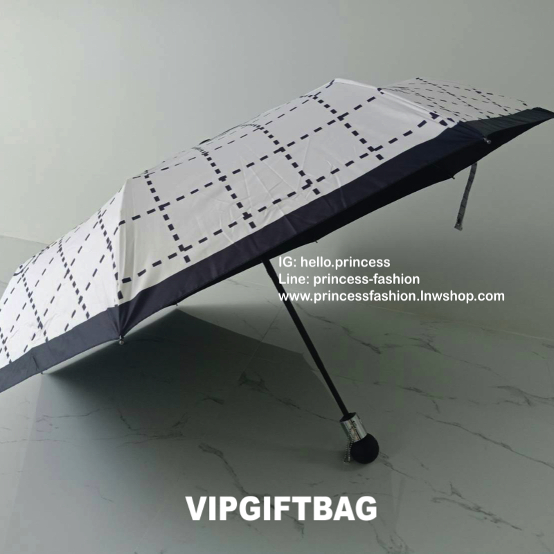 งานพรีเมี่ยมกิ้ฟ จากเคาเตอร์ต่างประเทศนะคะ 🎄🎄 สีใหม่เข้าคะ! Recommend สำหรับร่ม Chanel ตัวนี้ จัดมาให้แล้วคะ ของแถมจากแบรนด์ดังอย่าง chanel ที่นานๆจะเข้าที **รีบคว้าเลย ร่ม chanel size M ( Medium Coverage) ขนาดเส้นผ่าศูนย์กลาง 100cm. ขนาดก