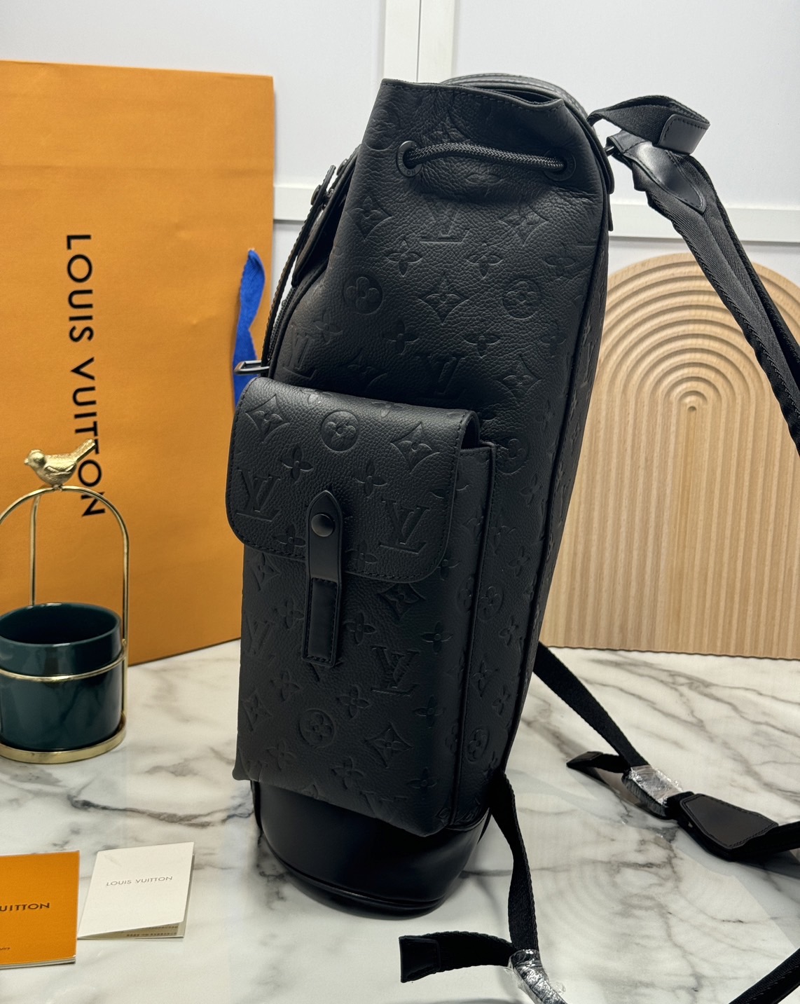 LV Christopher MM Backpack กระเป๋าเป้สะพายหลังขนาดกลาง สีดำเต็มใบสวยคลาสสิก ปั้มลายโมโนแกรม ตอบโจทย์การใช้งานด้วยช่องกระเป๋าด้านข้าง 2 ช่อง ดีไซน์กระดุมกดและสายรูดเพิ่มความปลอดภัยในการพกพาสิ่งของด้านใน