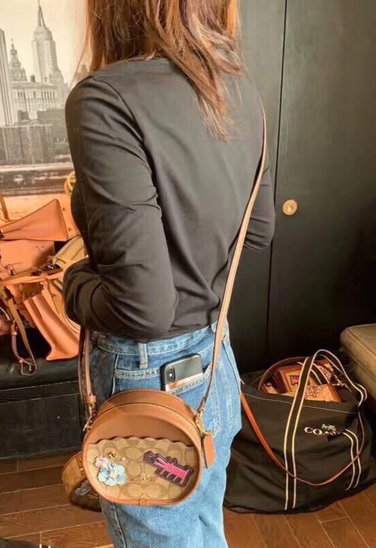 COACH KEITH HARING CANTEEN CROSSBODY IN SIGNATURE CANVAS WITH PATCHES F48730 กระเป๋าทรงกลมสุดเก๋ ไม่เหมือนใคร ตกแต่งลายให้มรความน่ารัก โดดเด่นขึ้นมา สะพายไปไหนก็สวยไม่เหมือนใคร ภายในกว้าง ใส่ของได้เยอะ กระเป๋าเปิดปิดด้วยซิป ใครย้งไม่มี รีบจับ รีบจองกันเลย