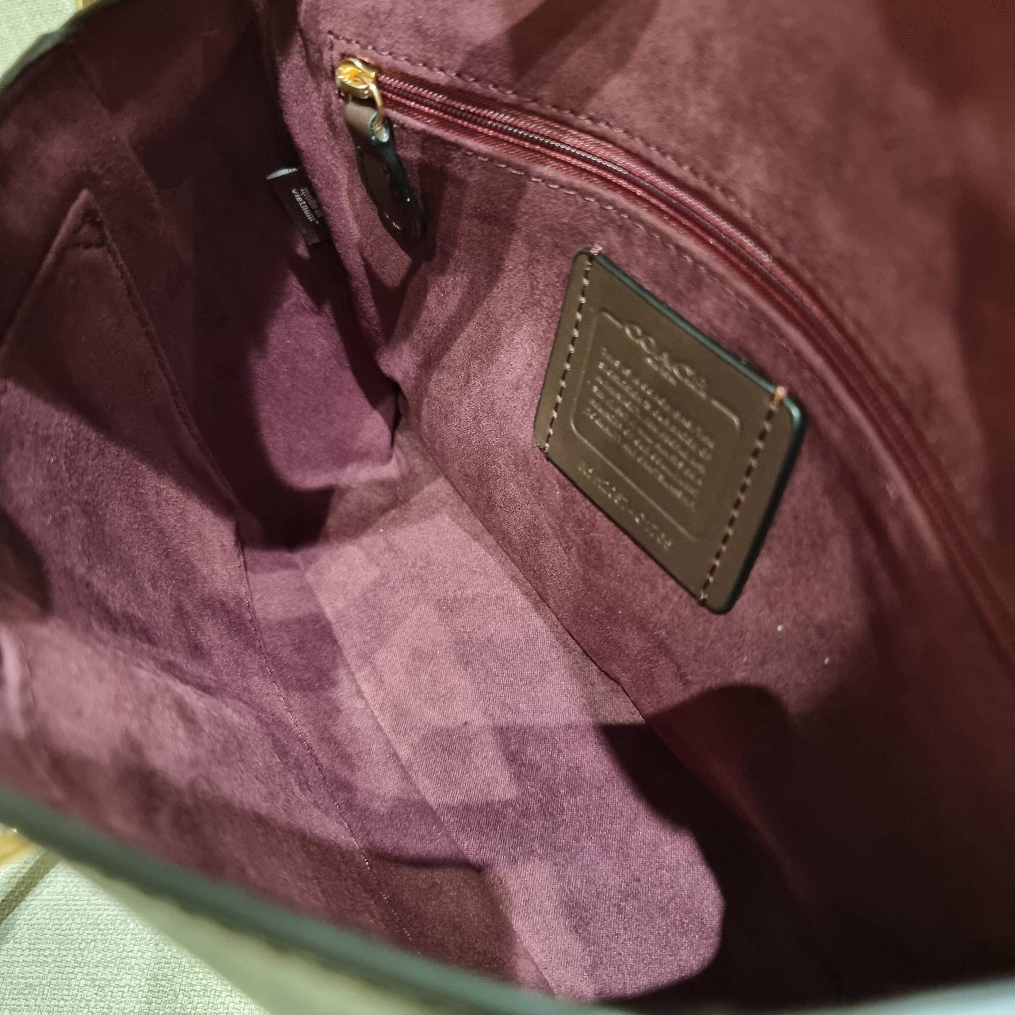 COACH C1765 MARLIE TOP HANDLE SATCHEL IN SIGNATURE CANVAS กระเป๋าถือ/สะพายข้าง มีดีไซน์ยูนีค โดดเด่น ตกแต่งโลโก้ด้านข้างอะไหล่ทอง สวยคลาสสิคด้วยวัสดุแคนวาสสลับหนังแท้ เปิด-ปิดด้วยตัวล็อคแน่นหนา ภายในเป็นช่องโล่ง ใส่ของได้ครบครัน มาพร้อมหูจับในตัวและสายสะพ