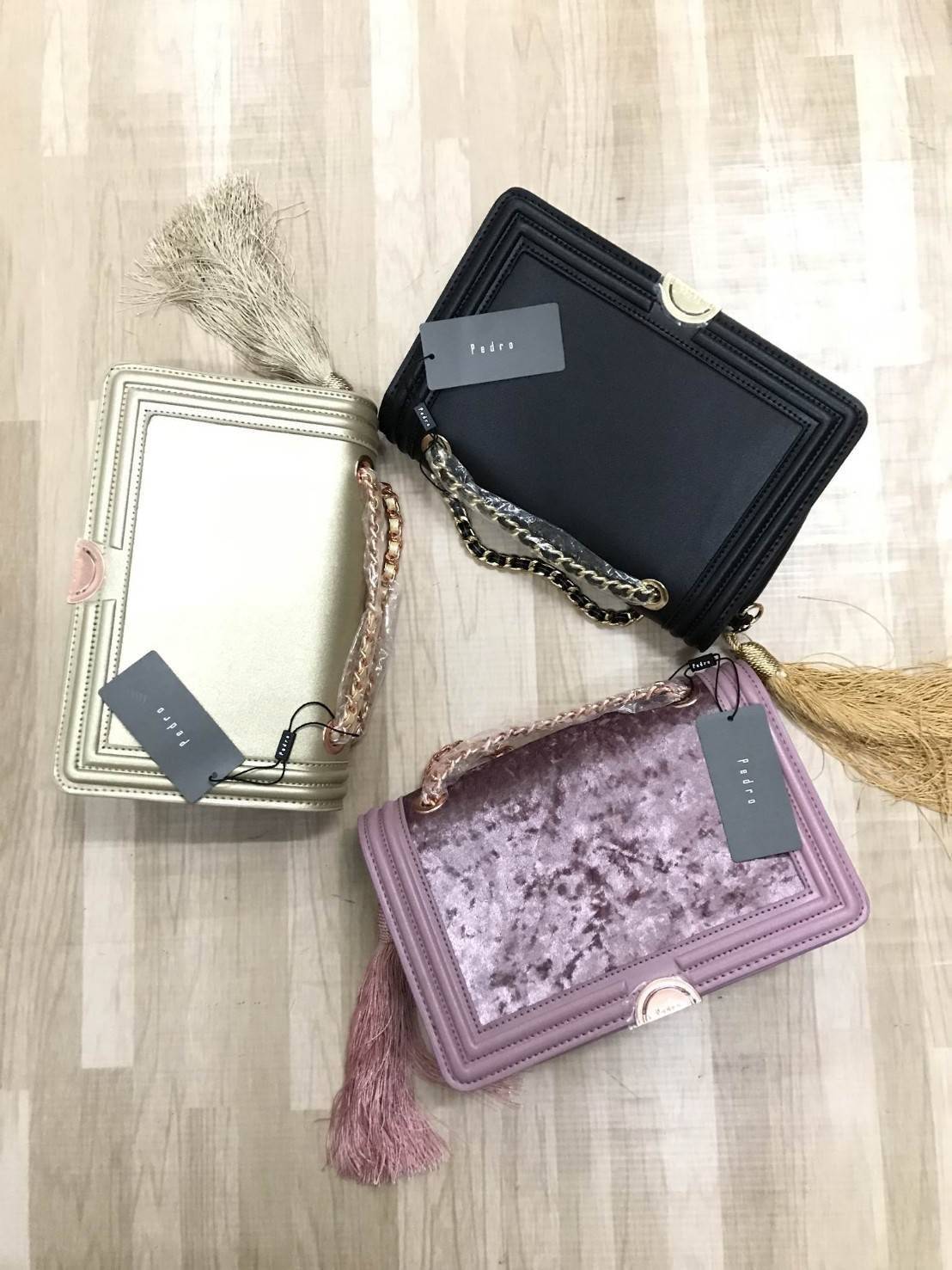 Pedro Velvet Tassel shoulder Bag รุ่นใหม่ชนช้อป!! จากแบรนด์ในเครือ charles&keith กระเป๋าสะพายข้างทรงกล่อง ตั้งอยู่ทรง สายสะพายโซ่ร้อยหนัง อะไหล่ทองทั้งใบ ด้านข้างประดับพู่สุดหรูสามารถสะพายได้ทั้งสายเดี่ยวและสายคู่ ภายในมีช่องซิปแยก สามารถใส่กระเป๋าสตางค์ท