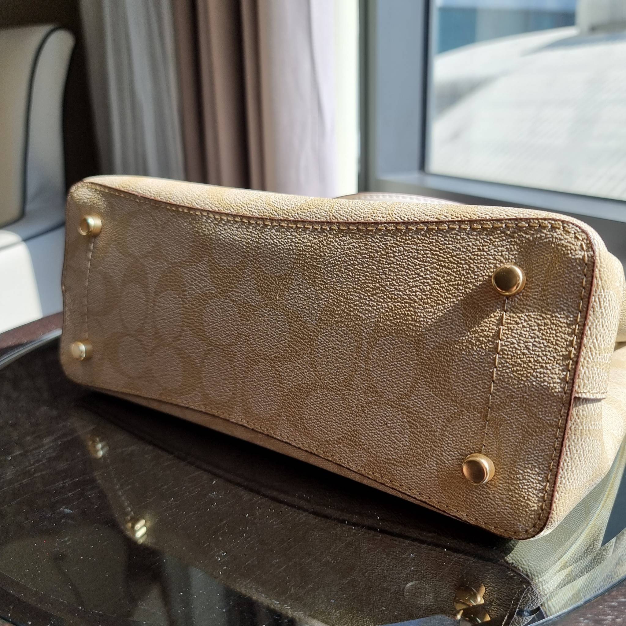 OUTLET 】COACH 73293 MINI AVENUE CARRYALL IN SIGNATURE CANVAS กระเป๋าสะพายรุ่นคลาสสิค คัมแบคแล้วจ้าแม่!! ไซส์กำลังสวย วัสดุหนังแคนวาสคุณภาพดี ด้านข้างเก็บทรงได้ เปิด-ปิดด้วยกระดุมแม่เหล็ก ใช้งานง่าย มีช่องซิป ใบนี้เห็นเล็กๆ แต่จุได้เยอะพอสมควรเลยน้า ɣ