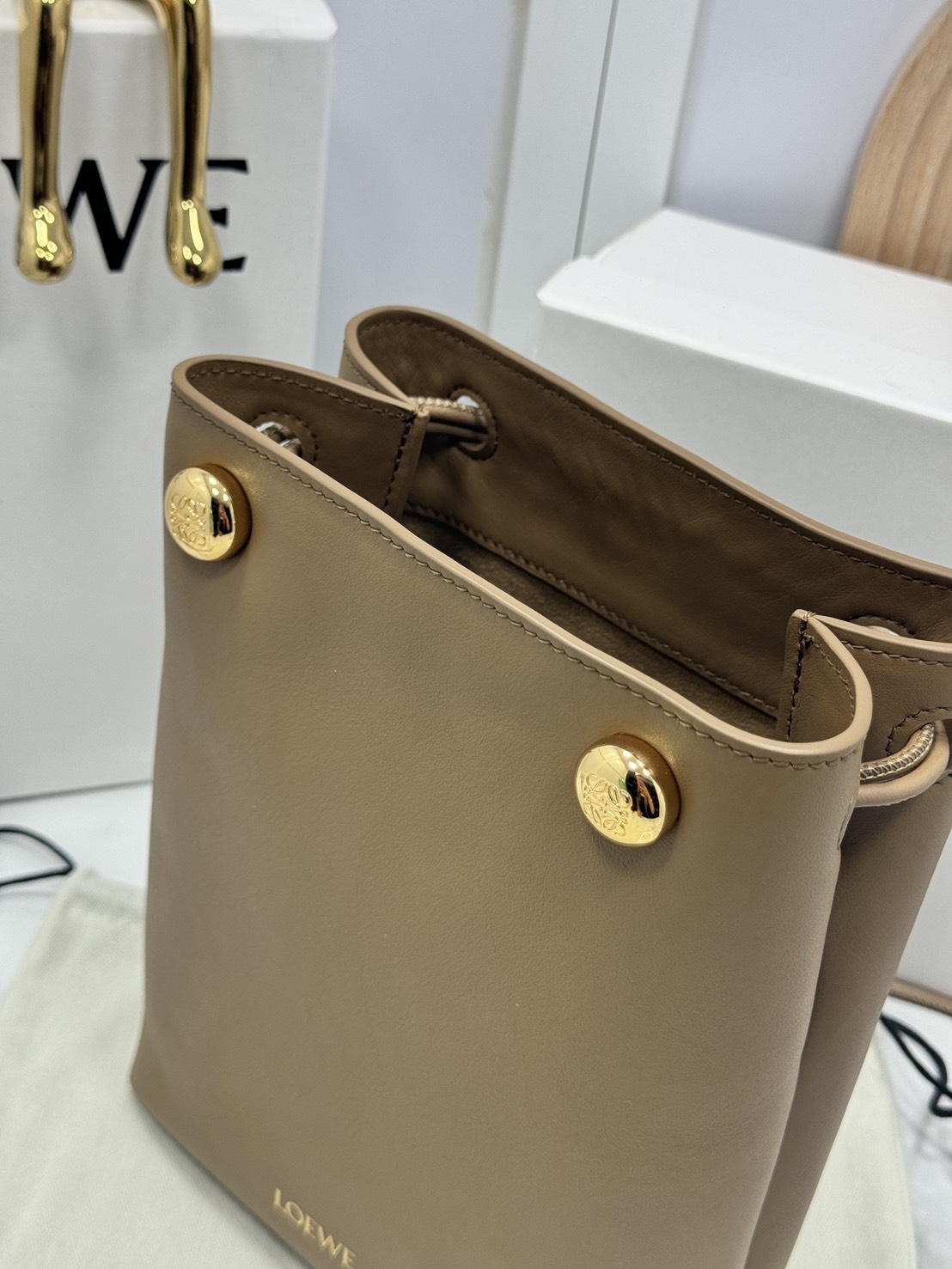 ORI หนังแท้ | LOEWE pebble pouch in smooth กระเป๋าทรงโท้ทดีไซน์คลาสสิค เรียบง่ายแต่ดูแพง มีระดับสุดๆ แต่งหมุดปั้มโลโก้แบรนด์สีทองสวยโดดเด่น เหมาะเป็นไอเท็ม everyday bag จริงๆ