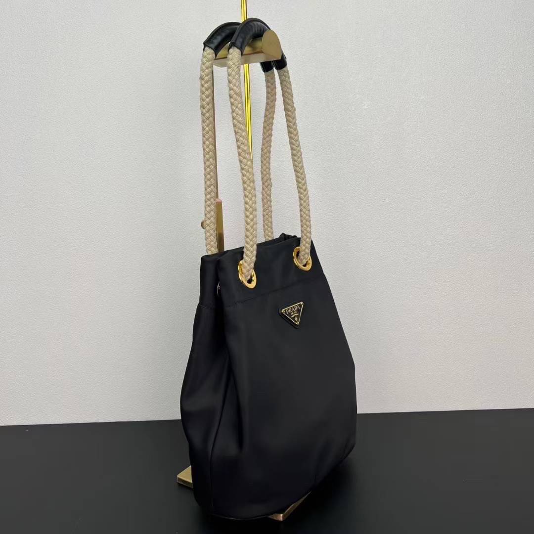 Prada Mariner Re-Nylon small bucket bag กระเป๋าทรงบคเก็ตผ้าไนลอน รุ่นใหม่ โดดเด่นด้วยสายสะพายเป็นเชือก แรงบันดาลใจจากสไตล์การเดินเรืออันเหนือกาลเวลา
