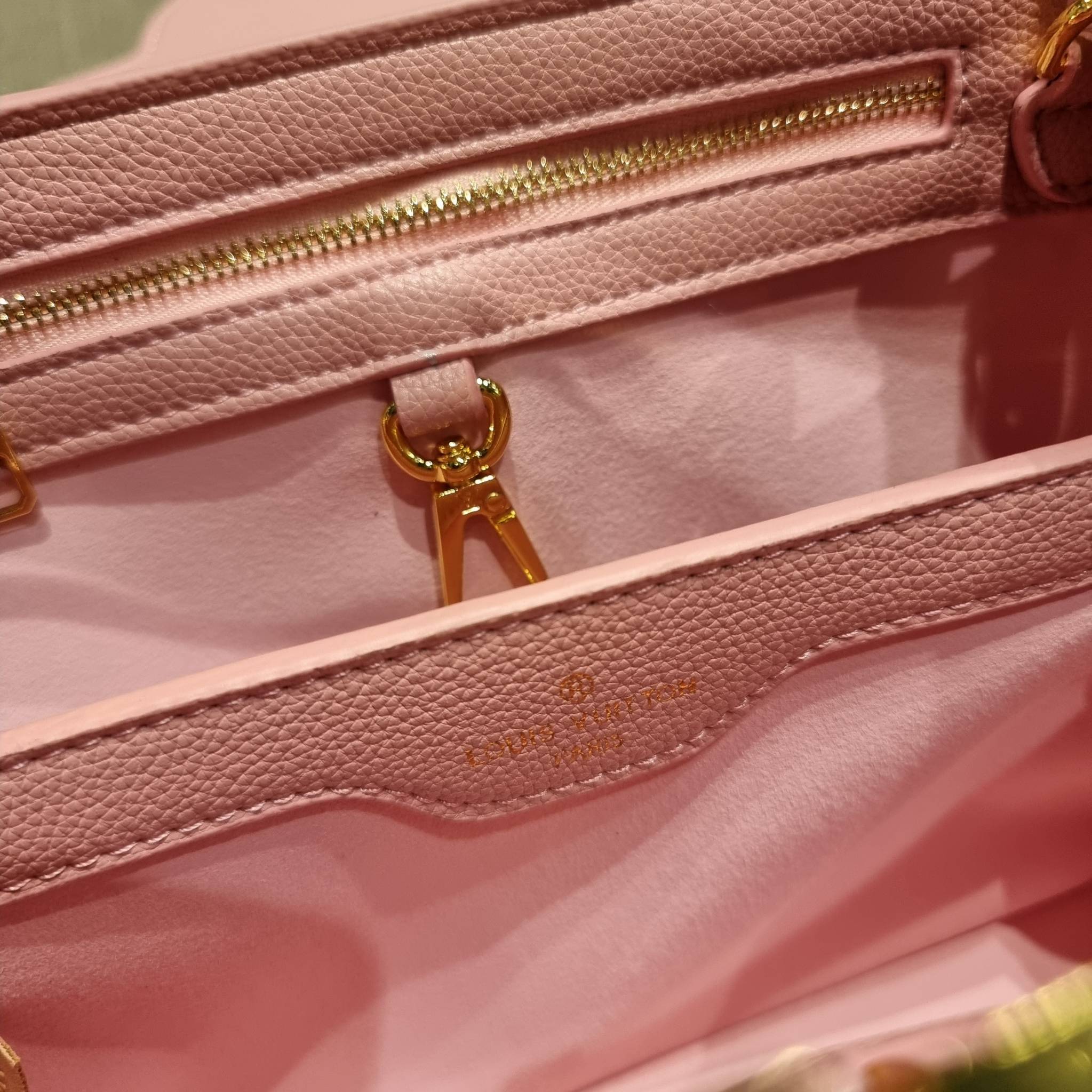 LV capucines top handle ที่สุดของความสวยในราคาเบาๆ กระเป๋าถือสุดหรู ดีไซน์ทรงคลาสสิค พร้อมลวดลายหรูหรา มาพร้อมหูจับในตัว ด้วยรูปทรงวินเทจและวัสดุหนังลูกวัว สัมผัสดี ขับผิว ทำให้ไอเท็มนี้สะกดทุกสายตาจริงๆ และยังมีลูกเล่นที่ฝาปิดกระเป๋า ที่สามารถปิด หรือสอด