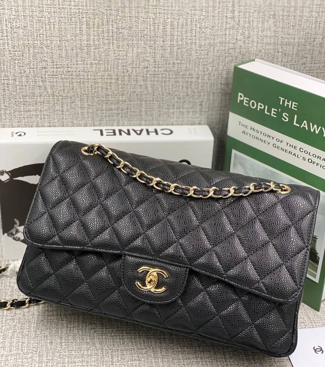 หนังแท้ CHANEL LARGE CLASSIC JUMBO HANDBAG 30cm พร้อมส่งที่ไทย Lambskin & Grained Calfskin กระเป๋าสะพายคลาสสิกใบใหญ่ หนังแท้และโลหะสีทอง/สีเงิน ภาพสินค้าถ่ายจากงานขายจริง ใช้งานต่างประเทศได้