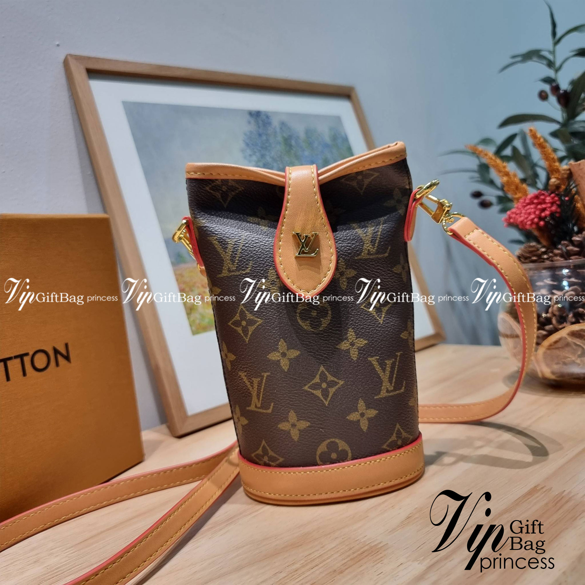 LV FOLD POUCH กระเป๋าสะพายไซส์มินิ น่ารักน่าใช้ มีความกะทัดรัด ไม่เกะกะ แต่สามารถใส่ของจำเป็นได้ ใส่โทรศัพท์ กระเป๋าสตางค์ใบเล็กได้ รูปทรงสวย วัสดุหนังแคนวาส ปากกระเป๋ามีกระดุมแม่เหล็กคาด ใช้งานได้สะดวกยิ่งขึ้น ภายในเป็นช่องโล่ง มาพร้อมสายครอสถอดออกได้ ปร