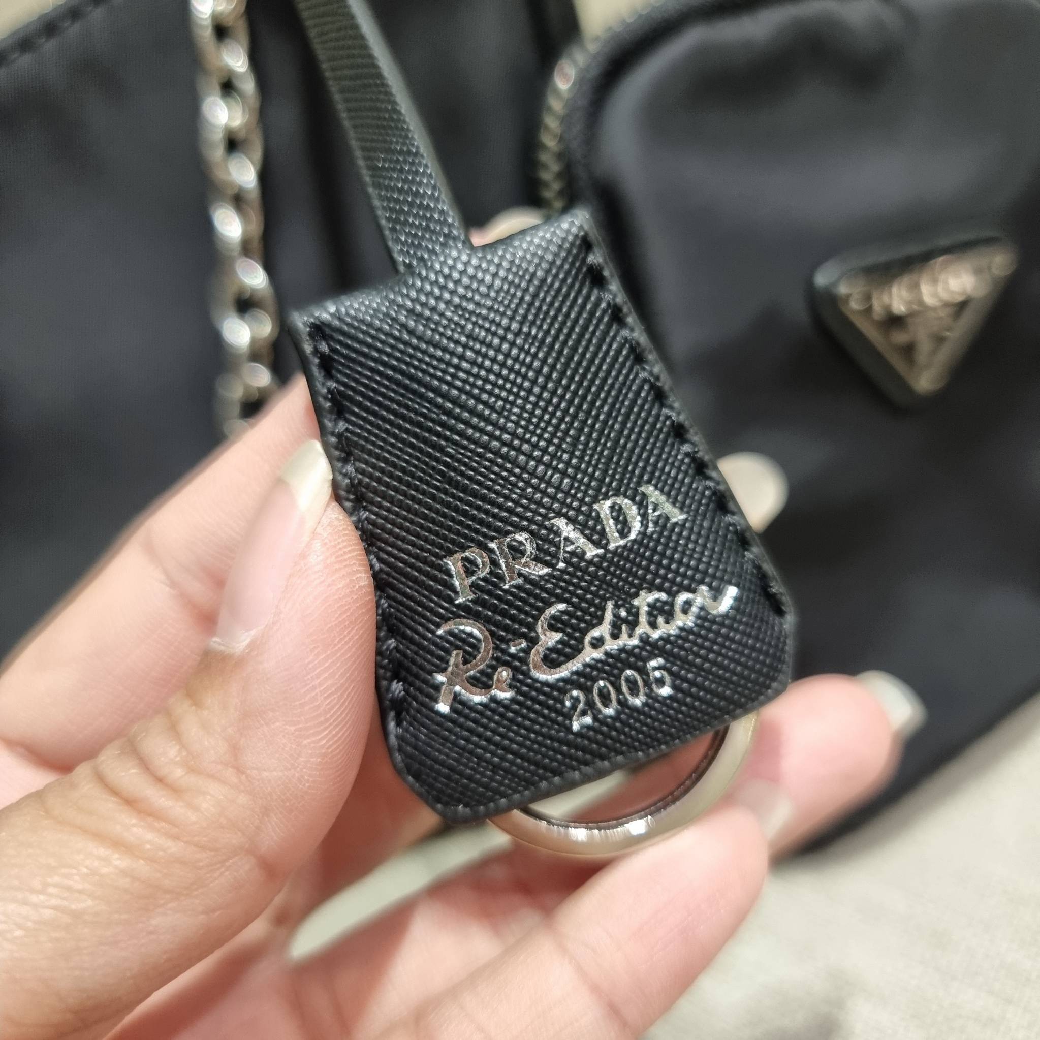 VIP 🥂 PRADA RE-EDITION 2005 RE-NYLON SHOULDER BAG ไอเท็มสุดปัง ที่ฮิตตลอดกาลไม่ว่าจะปีไหนๆ จัดให้ครบทั้งสีขายดีและสีใหม่ล่าสุด ที่สายคุณหนูห้ามพลาด!! กับกระเป๋าสะพายทรงคลาสสิค เหมาะเป็น everyday bag มากๆ วัสดุผ้าไนล่อนคุณภาพ พร้อมใบลูก ไว้ใส่เหรีย