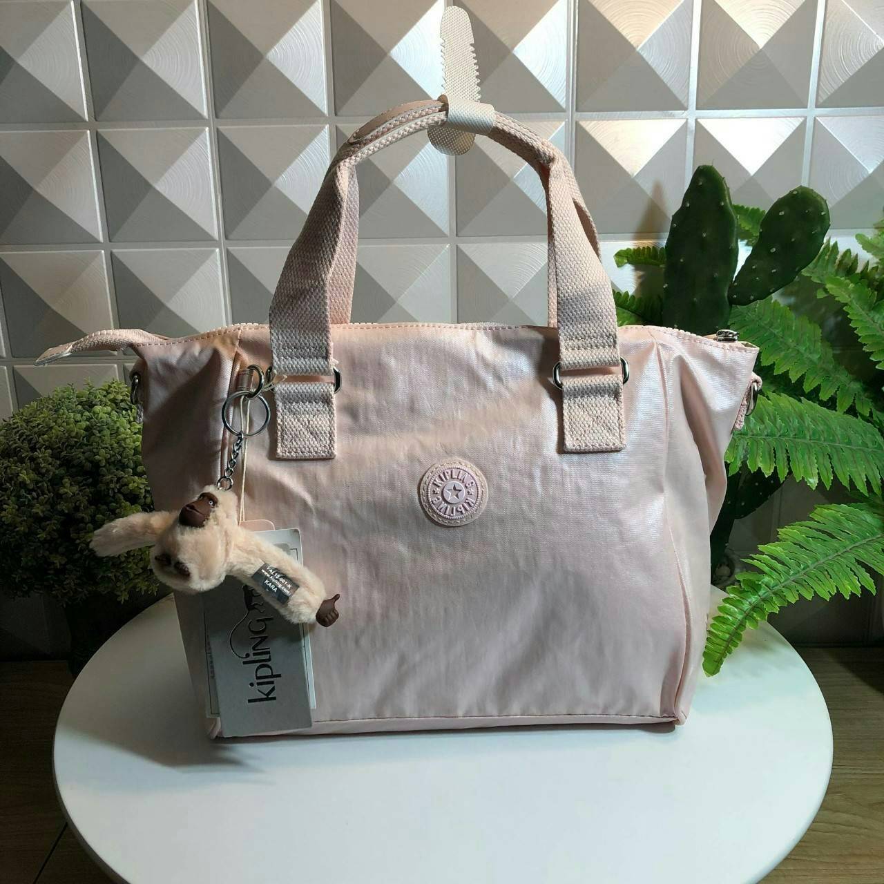 KIPLING AMIEL K15371 กระเป๋า KIPLING มาพร้อมพวงกุญเเจที่เป็นเอกลักษณ์ของเเบรนด์ เปิดปิดด้วยซิป มีสายยาว ถอดสายและปรับความยาวได้ น้ำหนักเบา ทำความสะอาดง่าย ช่องด้านในมีสายเกี่ยวกุญแจ ช่องซิปเล็กด้านใน แนะนำควรมีเลยค่า