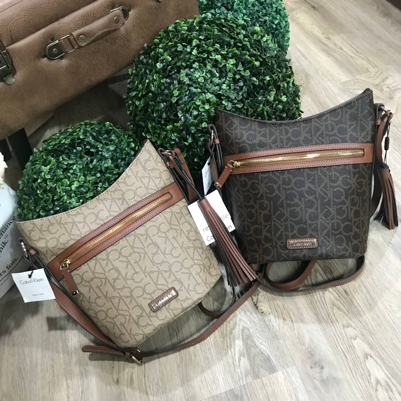 Calvin Klein CrossBody Bag Y2019 Newvin! กระเป๋าสะพายหนังสวยอยู่ทรง ลาย Signature แบรนด์รอบใบ ทรงถัง เปิดปิดด้วยซิป ด้านหน้าประดับโลโก้แบรนด์ อะไหล่ทอง ขนาดกำลังดี น้ำหนักเบา ภายในกว้าง ซับในพิมพ์แบรนด์ ใส่ wallet ยาวได้ พร้อมสายยาว ปรับได้ Crossbodyได้ค่