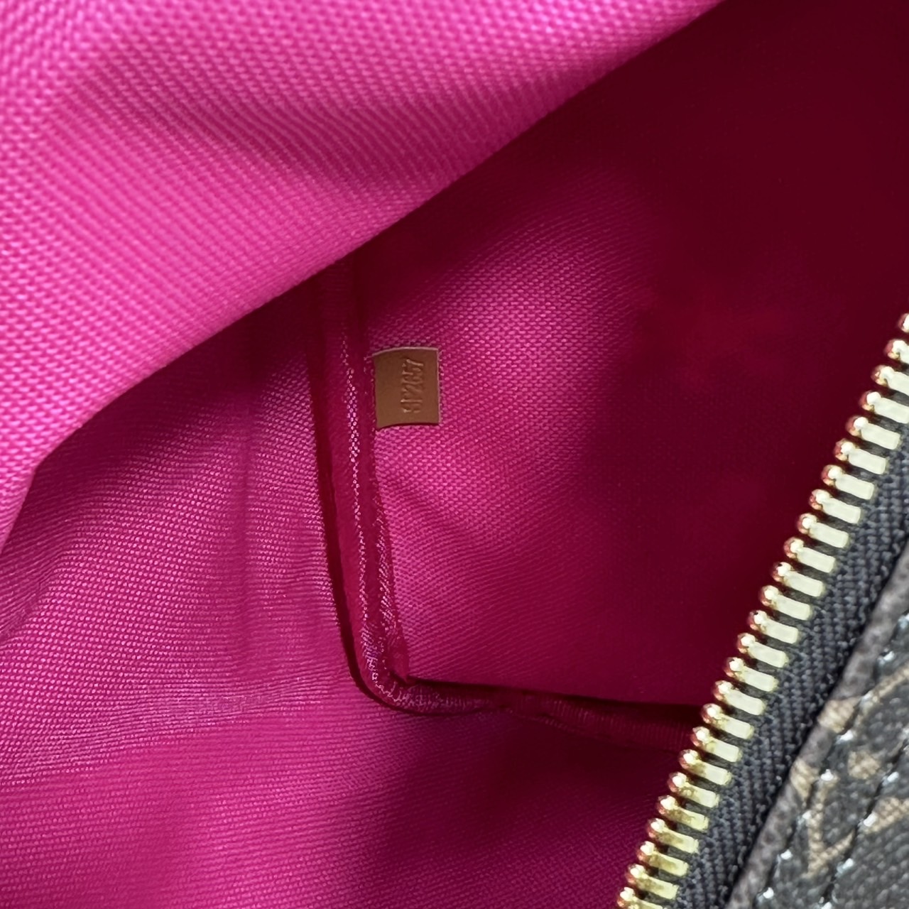 LV x TM Keepall Bandoulière 45 Bag Monogram Flower กระเป๋าเดินทางคอลเลกชันสุดพิเศษ สวยคลาสสิกมีชีวิตชีวา สีสันสดใสสไตล์ superflat สุดไอคอนิกของ Takashi Murakami ด้วยโมโนแกรมดอกไม้หลากสี ปรับดีไซน์ให้ดูสนุกสนาน