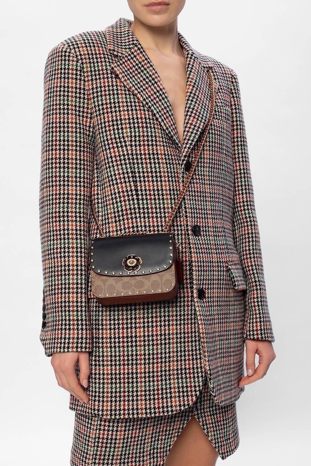 COACH C2462 MADISON SHOULDER BAG 16 IN SIGNATURE CANVAS WITH RIVETS (B4NQ4) กระเป๋าสะพายข้าง ไซส์กะทัดรัด พกพาง่าย น้ำหนักเบา ดีไซน์สวย โดดเด่นด้วยตัวล็อครูปดอกไม้ สีสันตกแต่งตัดกันกับลายซีอย่างลงตัว วัสดุหนังแคนวาสเคลือบลาย ภายในแบ่งสัดส่วนให้อย่างดี มาพ