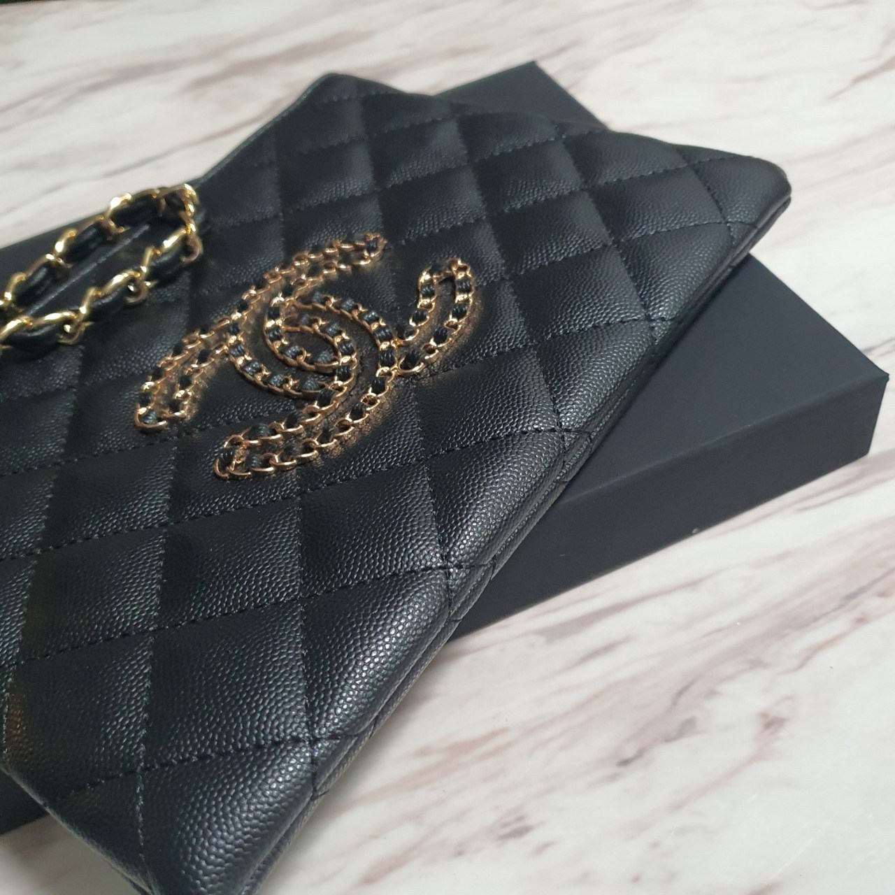 SIZE MEDIUM พร้อมส่งรุ่นขายดี!!! Don't Miss! Chanel Clutch Bag VIP Gift With Purchase (GWP) กระเป๋าคลัชแบนหรือกระเป๋าสตางค์ GWP จาก Chanel Cosmetic Counter Duty free วัสดุหนังคาเวียร์สวยหรูเปิดปิดด้วยซิปสะดวกใช้ ด้านหน้าประดับโลโก้แบรนด์อะไหล่ทองและม