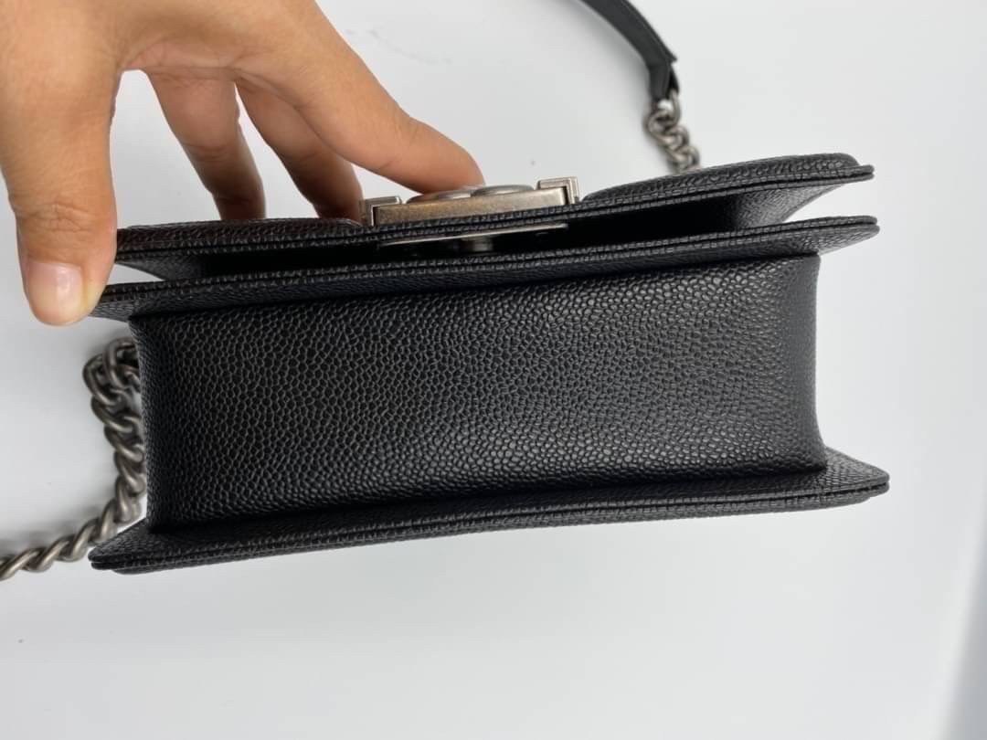 VIP 】หนังแท้ CHANEL BOY Mini Caviar Leather Silver/Gold กระเป๋าสะพายรุ่นยอดนิยมตลอดกาล หนังคาเวียร์อย่างดี อะไหล่เงินและทองรมควัน หรูหรามาก รุ่นนี้ไม่ต้องพูดเยอะ ขายดีตลอดปีเข้าเพิ่มไม่เคยพอเลยค่าา พร้อมส่งแล้ววน้าา สาวๆ จัดด่วนค่าา