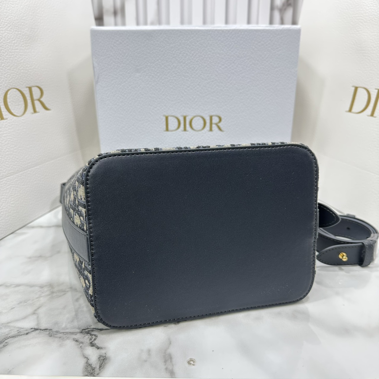 ORI หนังแท้ | DIOR Small Diorstar bucket bag Oblique jacquard fabric กระเป๋าสะพายทรงบัคเก็ต รุ่นใหม่ Cruise 2026 โดดเด่นด้วยดีไซน์ที่ง่ายต่อการใช้งานและมีประโยชน์ใช้สอยหลากหลาย