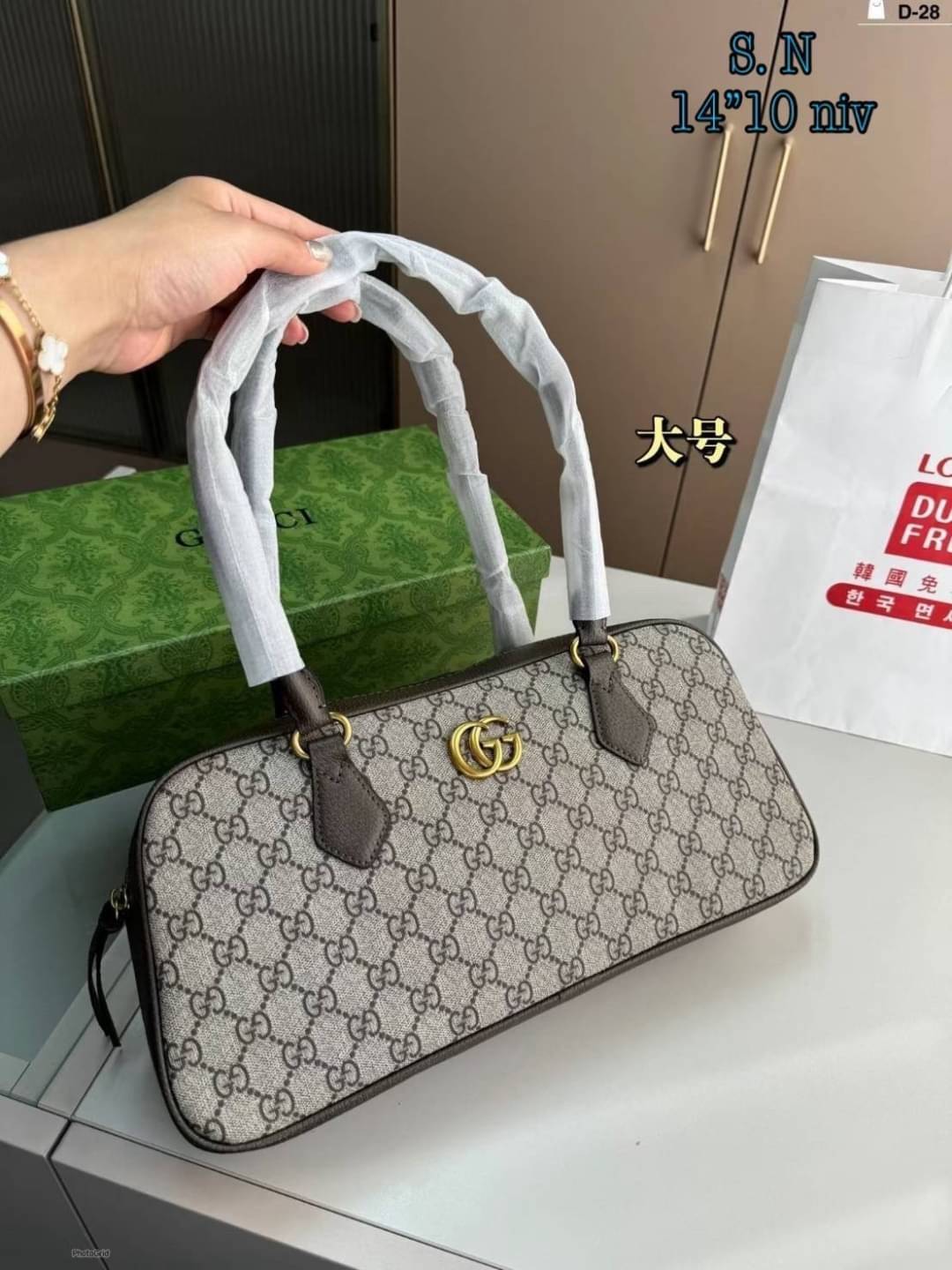 GUCCI Ophidia GG Top Handle Bag กระเป๋าสะพายคลาสสิค คลาสซี่กับคอลใหม่ กระเป๋าสะพายไหล่ที่มาแรงสุดๆในตอนนี้ ใช้ง่ายสะพายสะดวก หูสะพายในตัวแบบยาว ภายในเป็นช่องโล่ง รูปทรงเรียบหรู พิมพ์ลายโมโนแกรมเต็มใบ แต่งอะไหล่สีทองโลโก้ GG ตอบโจทย์และแมทช์ได้ทุกลุค