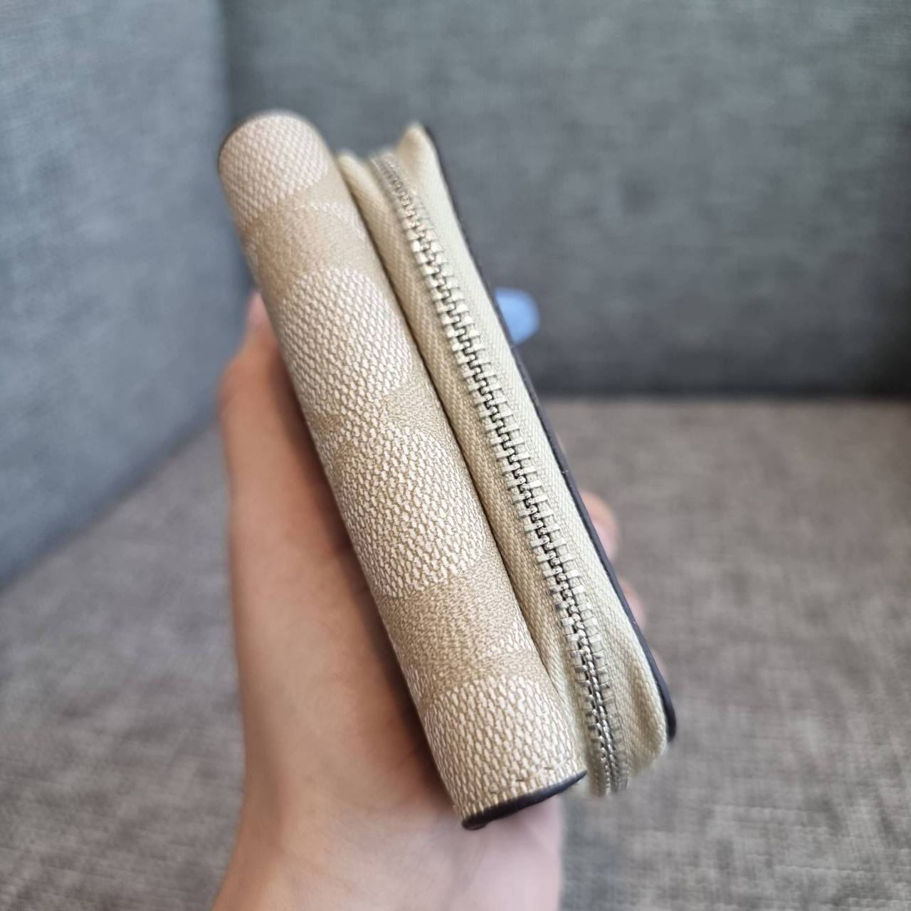 OUTLET 】COACH F41302 SMALL TRIFOLD WALLET IN SIGNATURE CANVAS สวยคลาสสิค พกพาง่าย ใบเล็กน่ารักน่าใช้ ต้องยกให้ใบนี้จ้า 💗💋 ตอบโจทย์คนชอบพกน้อยที่สุด!! กระเป๋าสตางค์ใบสั้นหนังแคนวาสเคลือบคุณภาพดี ภายในเป็นหนังแท้ ใส่บัตร ใส่ธนบัตรได้ทุกชนิด 