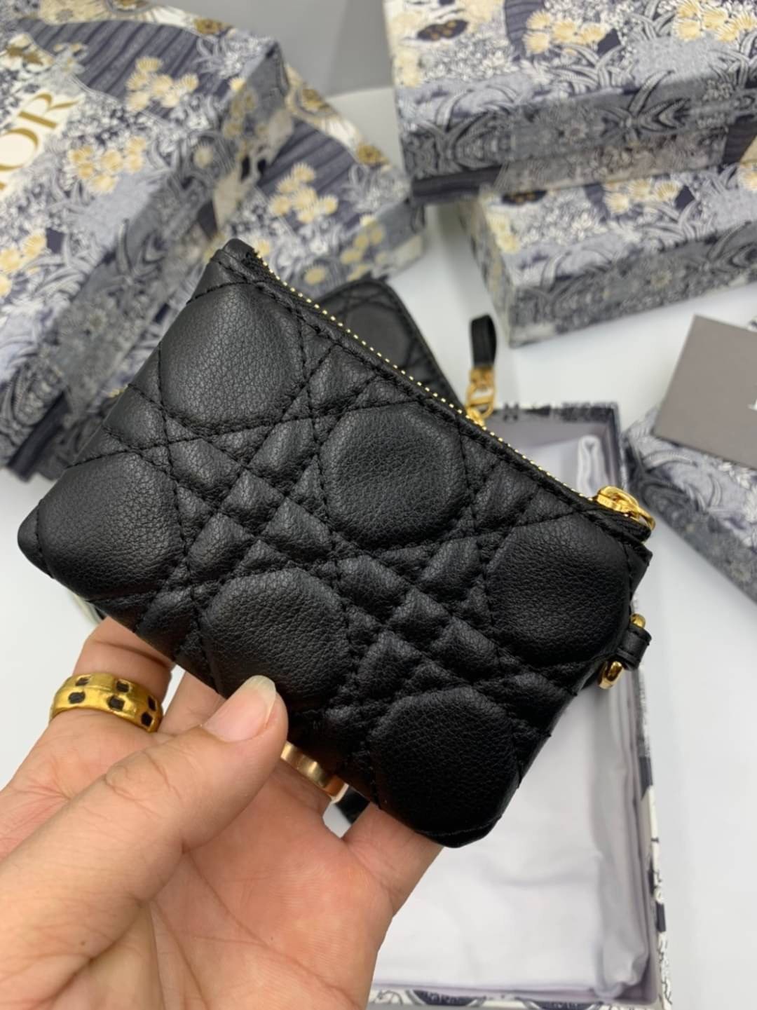 VIP 】CHRISTIAN DIOR PHONE BAG 2 in 1 DOUBLE BAG กระเป๋าเซ็ท 2 ใบ มีสายสะพายข้าง ถอดออกใช้งานได้ ถือว่าคุ้มมากๆเลยค่ะ สามารถใช้งานแยกกันได้ ใส่สายสะพายหรือ ถือได้ วัสดุหนังแท้ สวยงามนุ่มฟู น่ารักมากๆ เลยน้าาา