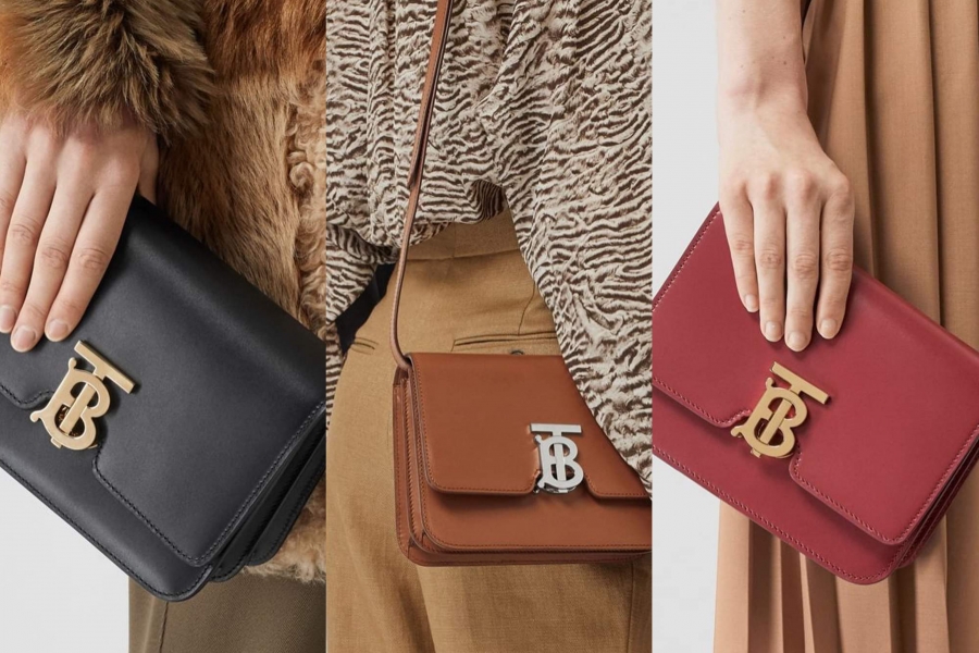 VIP 】กลับมาตามคำเรียกร้อง! ห้ามพลาด! Rare items! BURBERRY FRAGRANCES LEATHER CROSSBODY BAG วัสดุ Canvas & Leather ลาย Vintage คอลเลคชั่นใหม่ทรงเหลี่ยมสวยหรูดูดี เปิดปิดด้วยฝาปิดสัญลักษณ์รูปTB ภายในมีช่องแบ่งเป็นสัดส่วนสามารถใส่มือถือ iphone เงิน ของจ