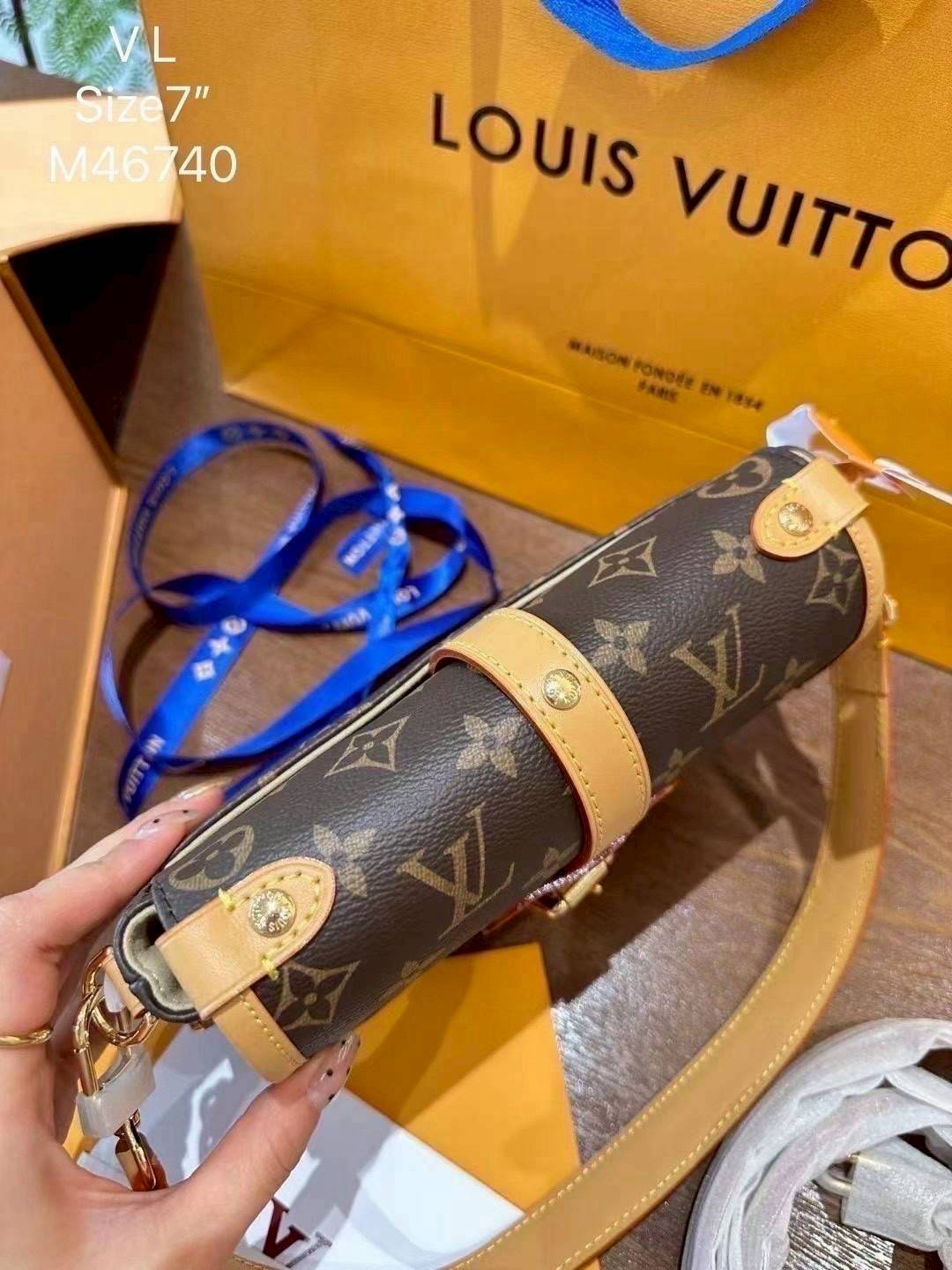 LV Saumur BB Monogram Canvas Bag กระเป๋าดีไซน์คลาสสิคแฝงดีเทลความหรู ร่วมสมัยคงเอกลักษณ์ดั้งเดิม รูปทรงอานม้าและหัวเข็มขัด