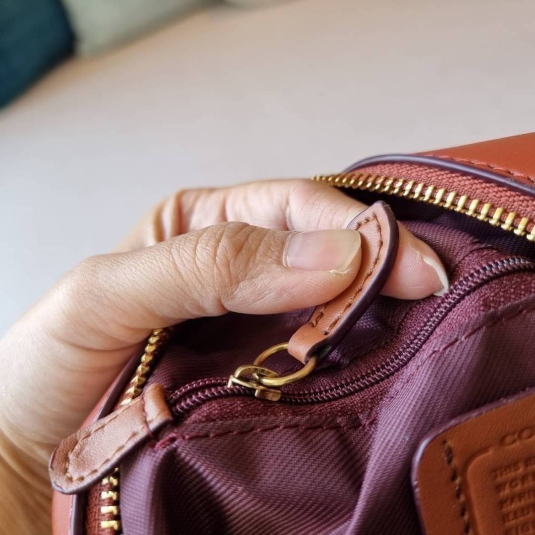 COACH 31208 CAMERA BAG IN SIGNATURE CANVAS รุ่นหายาก กระเป๋า crossbody ทรงกล่องสวยหรู ดีไซน์ลงตัว สีแทนรัสท์โดดเด่น วัสดุหนังแคนวาสเคลือบลาย ตัดด้วยอะไหล่ทองเหลือง สวยเข้ากันสุดๆ!! เปิด-ปิดกระเป๋าด้วยซิปพวงหนัง ภายในโล่งกว้าง ใส่ของสำคัญได้ครบ ใบนี้ใบเดีย