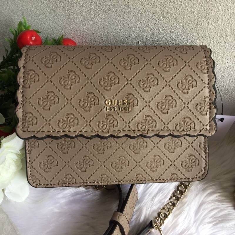 Guess Rayna Logo-Embossed Mini Crossbody กระเป๋าสะพายข้างทรง ครอสบอดี้ วัสดุหนัง pu ปั้มลาย Signature รอบใบรวมถึงสายยาว สวยตั้งอยู่ทรง ด้านหน้ามีโลโก้แบรนด์ เปิดปิดด้วยฝาปิดกระดุมแม่เหล็กซับในลายแบรนด์ มีช่องใส่บัตร ใส่มือถือ ของใช้จุกจิกได้เยอะ น้ำหนักเบ