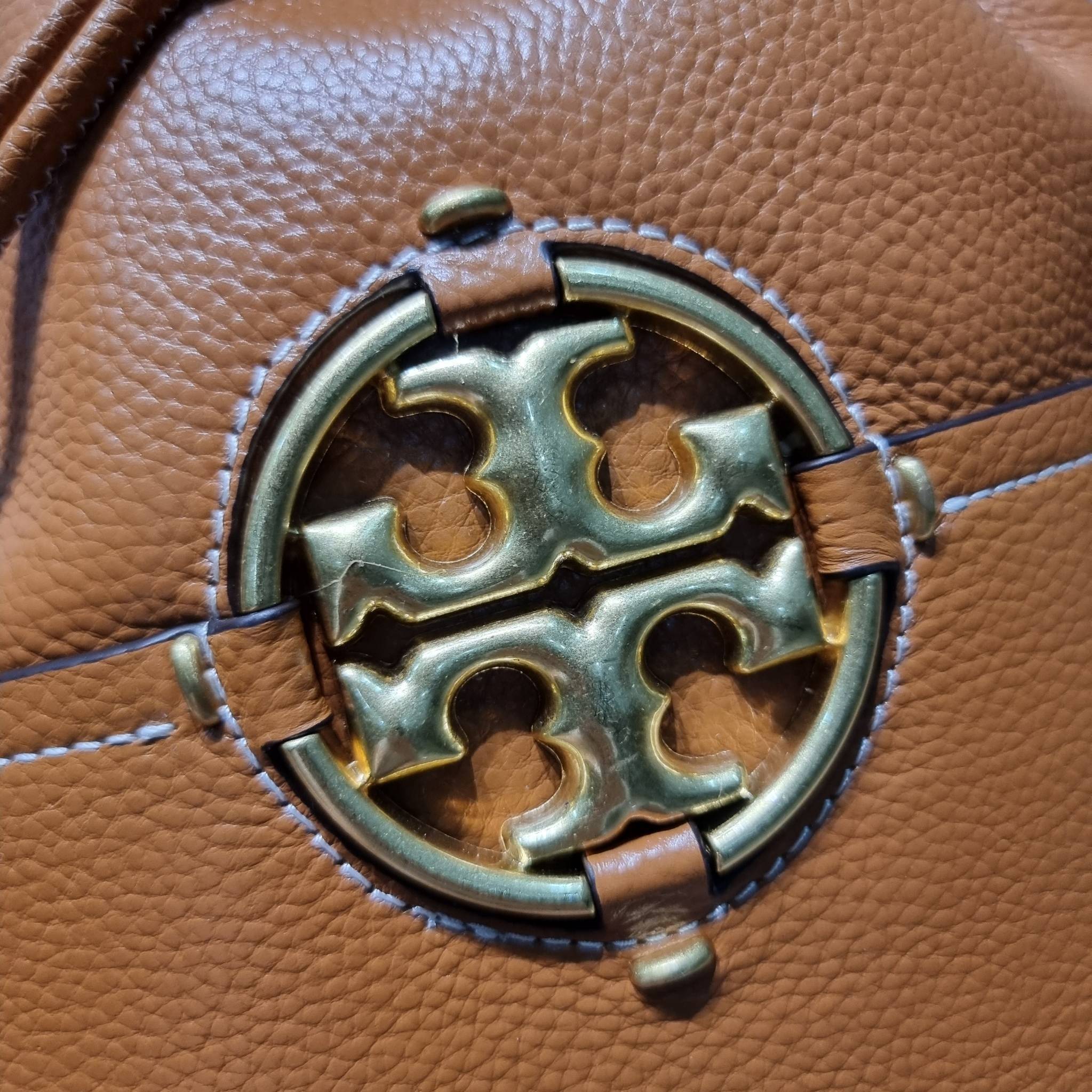 TORY BURCH MILLER BUCKET BAG / Tory Burch Bag รุ่นยอดนิยม สวยหรู ดูผู้ดี กับกระเป๋าสะพายบัคเก็ตใบใหญ่ โดดเด่นด้วยโลโก้สีทอง รูปทรงคลาสสิค
