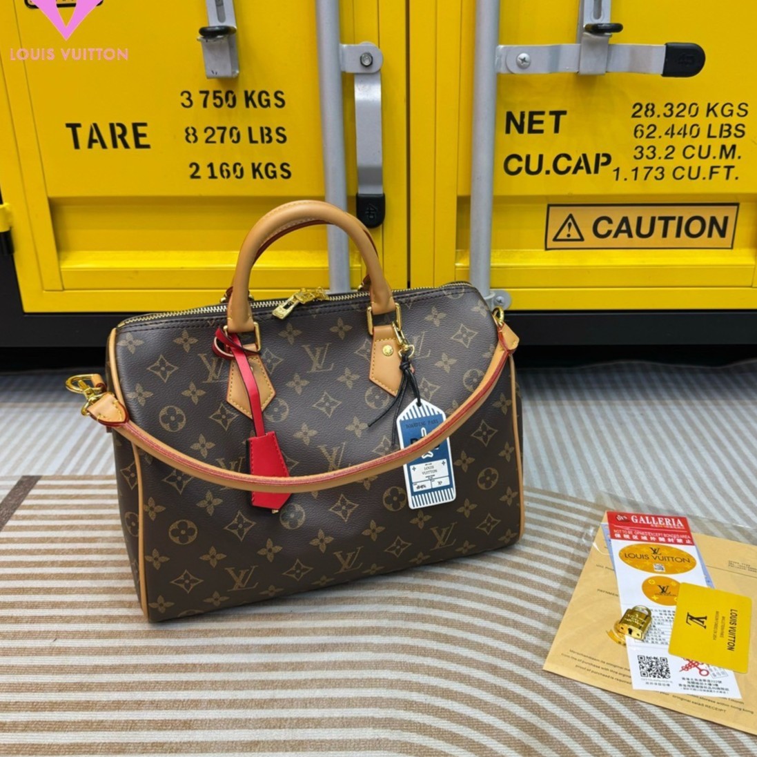 LV Speedy Soft 30 Crafty Bag กระเป๋าทรงหมอน รุ่นท็อปฮิตใบใหญ่จุของได้เยอะ มี 2 แบบให้เลือก รุ่นป้ายแท็ก PRS และ I Love LV ดีไซน์ใหม่ต้อนรับฤดูกาลท่องเที่ยว โดดเด่นด้วยการตกแต่งลายพิมพ์ซิกเนเจอร์ และป้ายแท็กหนังสุดเก๋