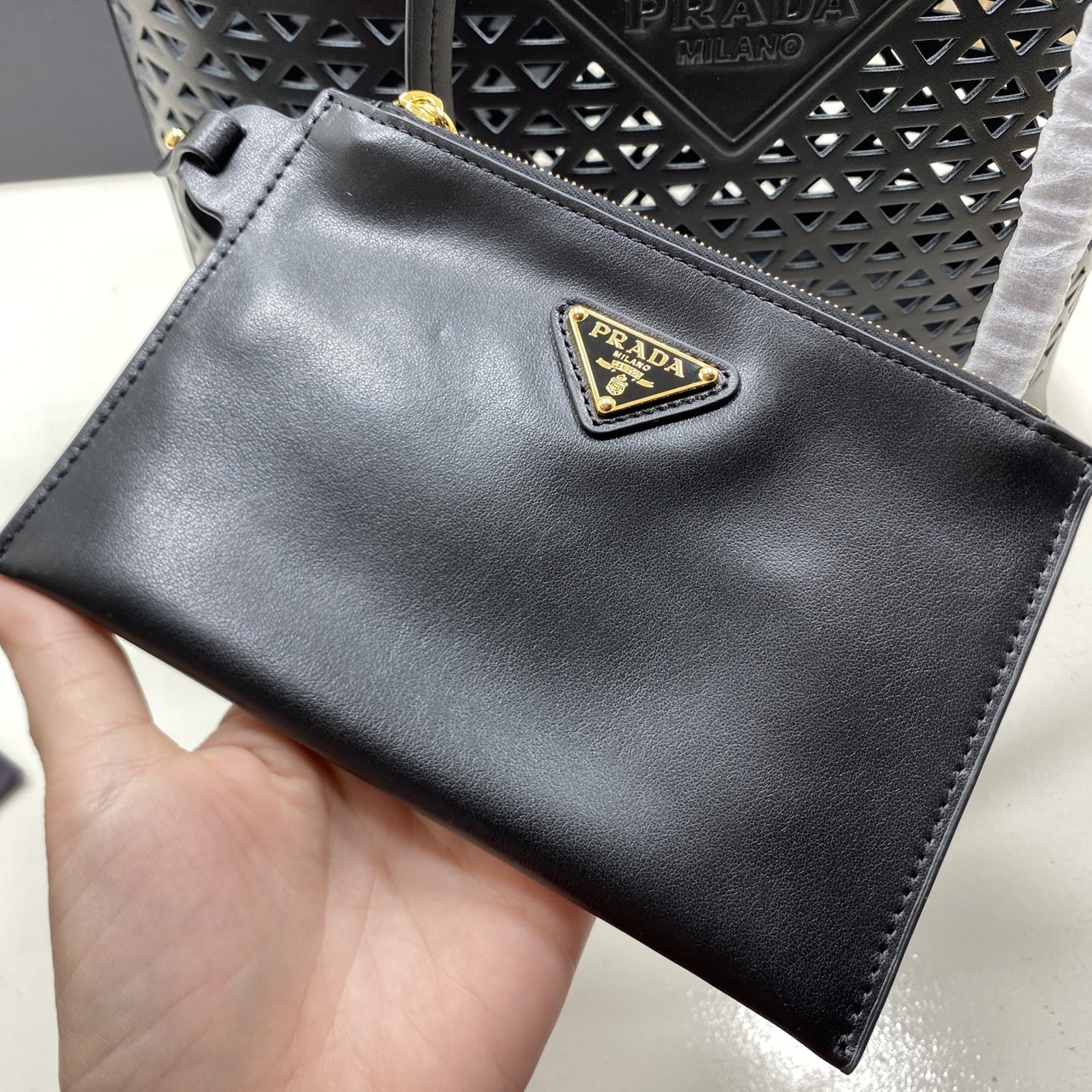 TOP ORI หนังแท้ | Prada Large perforated leather tote bag กระเป๋าทรงโท้ทใบใหญ่ ใจบางที่สุดกับคอลเลคชั่นนี้ ที่เพิ่มดีเทลความแพงด้วยการฉลุลวดลายรอบใบ ถักทอเป็นเส้นลายสานที่สวยงามมาก งานฝีมือจริงๆ