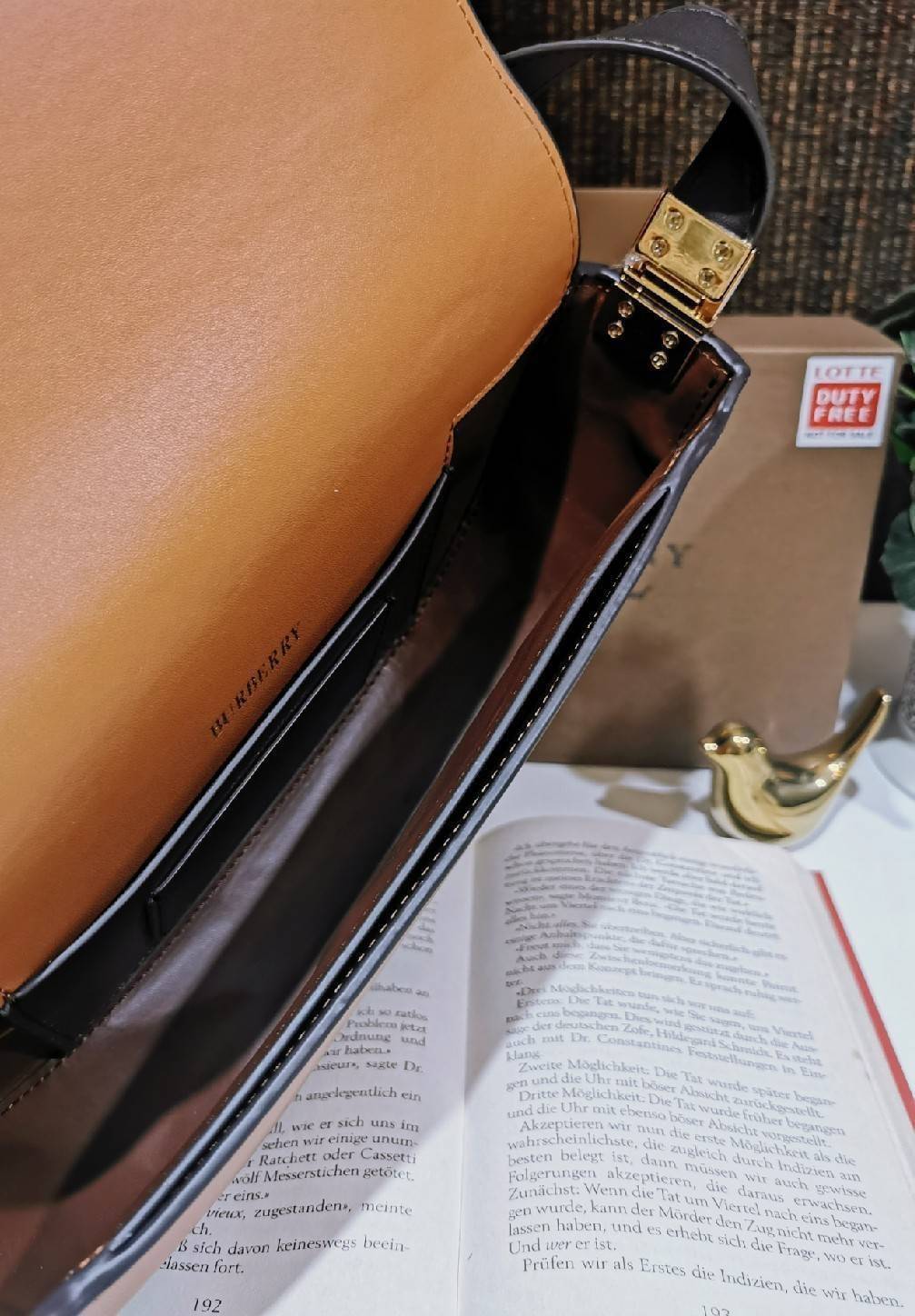 BURBERRY FRAGRANCES HALFMOON BAG VIP GIFT WITH PURCHASE (GWP) กระเป๋าสะพายพรีเมี่ยมกิ๊ฟ Limited Edition รุ่นใหม่จากน้ำหอม BURBERRY DUTY FREE วัสดุหนังแท้ CalfSkin ดีไซน์สวยหรูอยู่ทรงมีโลโก้แบรนด์และช่องซิปด้านหน้า ด้านหลังมีช่องใส่ของ เปิดปิดด้วยฝาปิดแม่เ