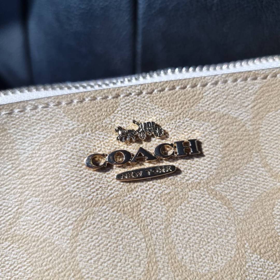 COACH F58321 TOP HANDLE POUCH อีกรุ่นฆ่าไม่ตาย!! 😎 ขายดีขายหมด ขายรวยขายปังๆ!! กระเป๋าพอชจากโค้ช ทรงใช้งานง่าย สะดวก กะทัดรัด วัสดุหนังแคนวาสเคลือบคุณภาพดี มาพร้อมสายคล้องในตัว และสายสะพาย crossbody ปรับเปลี่ยนได้ตามสไตล์ อีกหนึ่งไอเท็มที่สาวๆต้อง