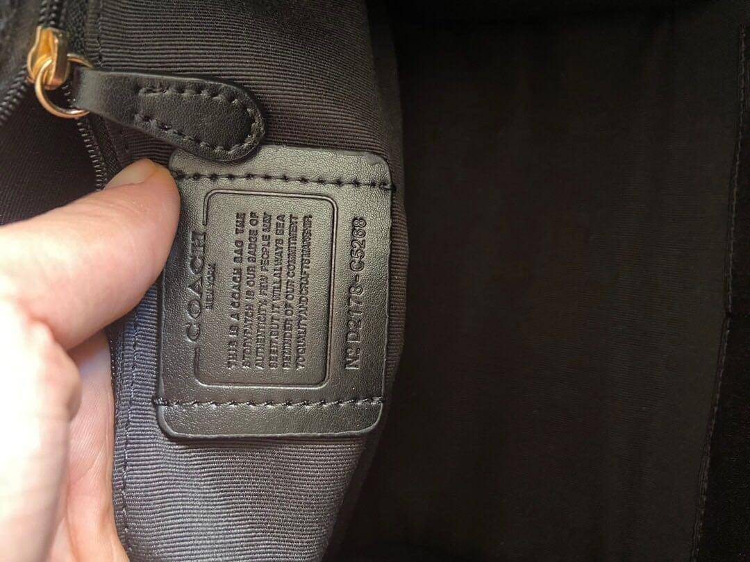 ใหม่ล่าสุด อดใจยังไงไหว COACH Dempsey Field Tote 22 C5268 โทนสีขาวล้วน ดำล้วน สุดคลาสสิก พร้อมส่งความสวยที่ไทยค่ะ! กระเป๋าทรง Tote ขนาดพอเหมาะลำตัว พกพาง่ายสะดวกได้กับทุกๆวัน ด้านหน้าปั้มโลโก้แบรนด์ตัวใหญ่สวยค่ะ;เปิดปิดกระเป๋าแบบกระดุมแม่เหล็ก ภายในใส่กระ