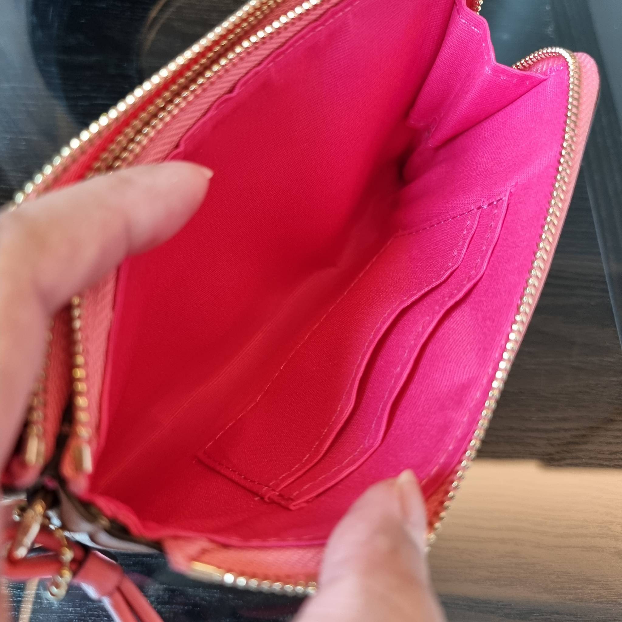 COACH F87591 DOUBLE CORNER ZIP WALLET IN SIGNATURE COATED CANVAS คล้องมือรุ่น 2 ซิป!! มาแล้วจ้า 🌟🤗 ไซส์นี้คือเหมาะมือจริงๆ พกง่ายเช่นเคย ไม่ต้องกังวลว่าจะเกะกะหรือกินพื้นที่กระเป๋าหลัก วัสดุหนังแคนวาสเคลือบลาย มีช่องหลักแยก 2 ช่อง ภายในบุผ