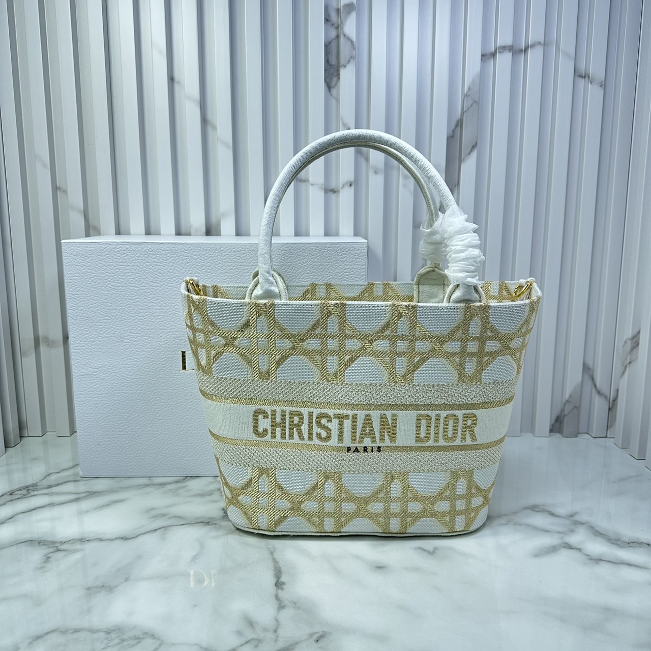 DIOR Hat Basket Bag / DIOR NEW LINE TOTE / DIOR KID TOTE กระเป๋าทรงโท้ทรุ่นใหม่ เอกษณ์ความหรูหรา โดดเด่นสวยงาม เกรดออริ 1:1 ใช้งานต่างประเทศได้