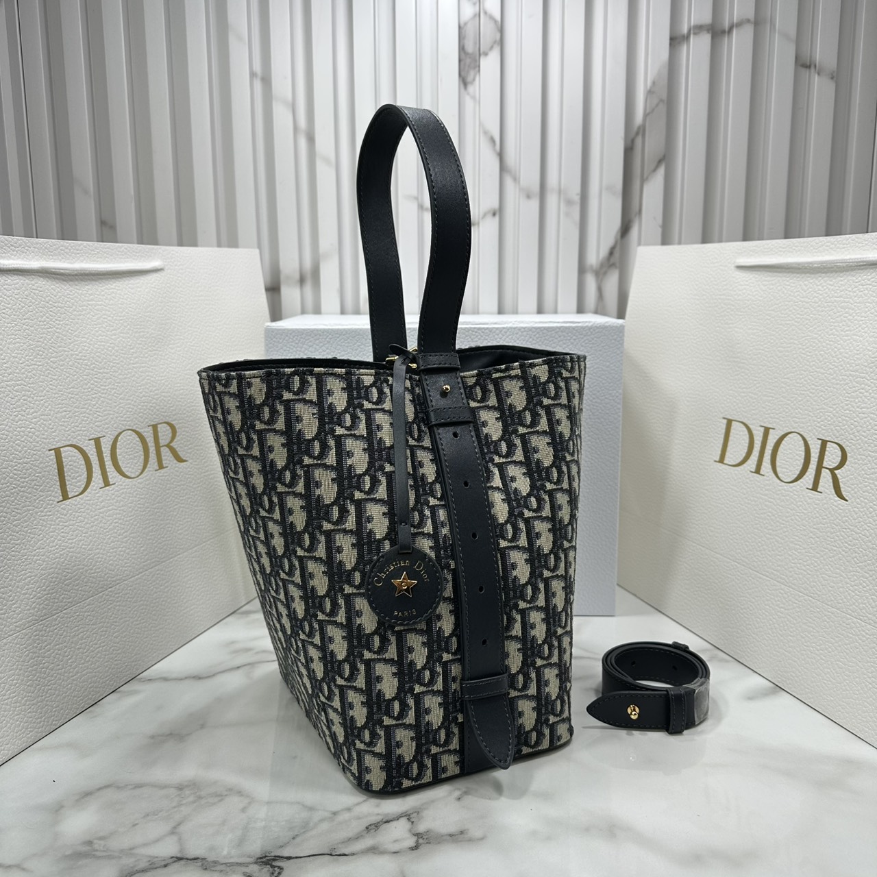 ORI หนังแท้ | DIOR Small Diorstar bucket bag Oblique jacquard fabric กระเป๋าสะพายทรงบัคเก็ต รุ่นใหม่ Cruise 2026 โดดเด่นด้วยดีไซน์ที่ง่ายต่อการใช้งานและมีประโยชน์ใช้สอยหลากหลาย