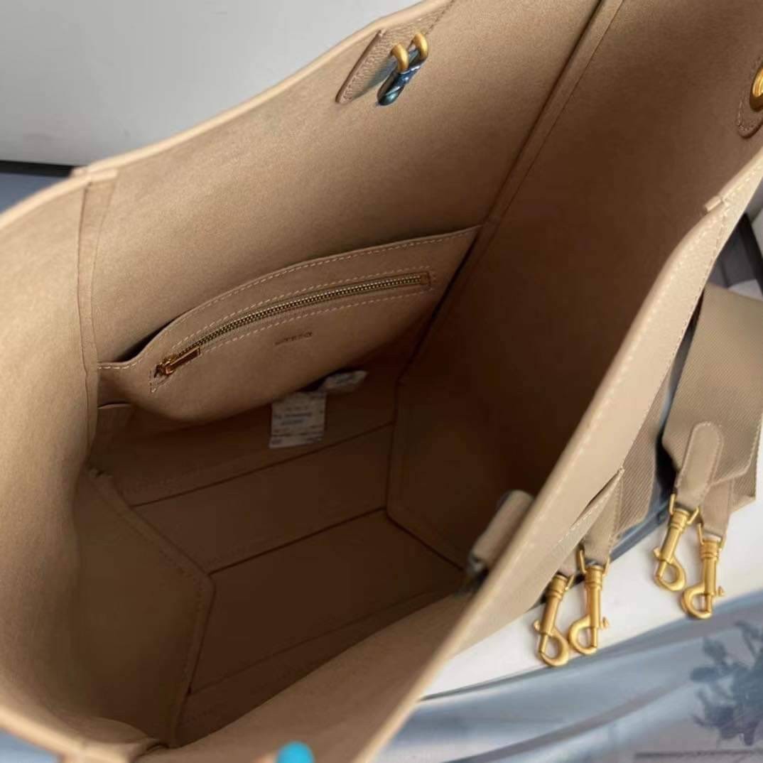 CELINE Sangle Bucket bag in soft grained calfskin / CELINE TOTE BAG พร้อมส่ง กระเป๋าทรงโท้ท ใบใหญ่ ภายในโล่งกว้าง จุของได้เยอะ ใช้งานง่าย ได้ทุกลุค สวยหรู