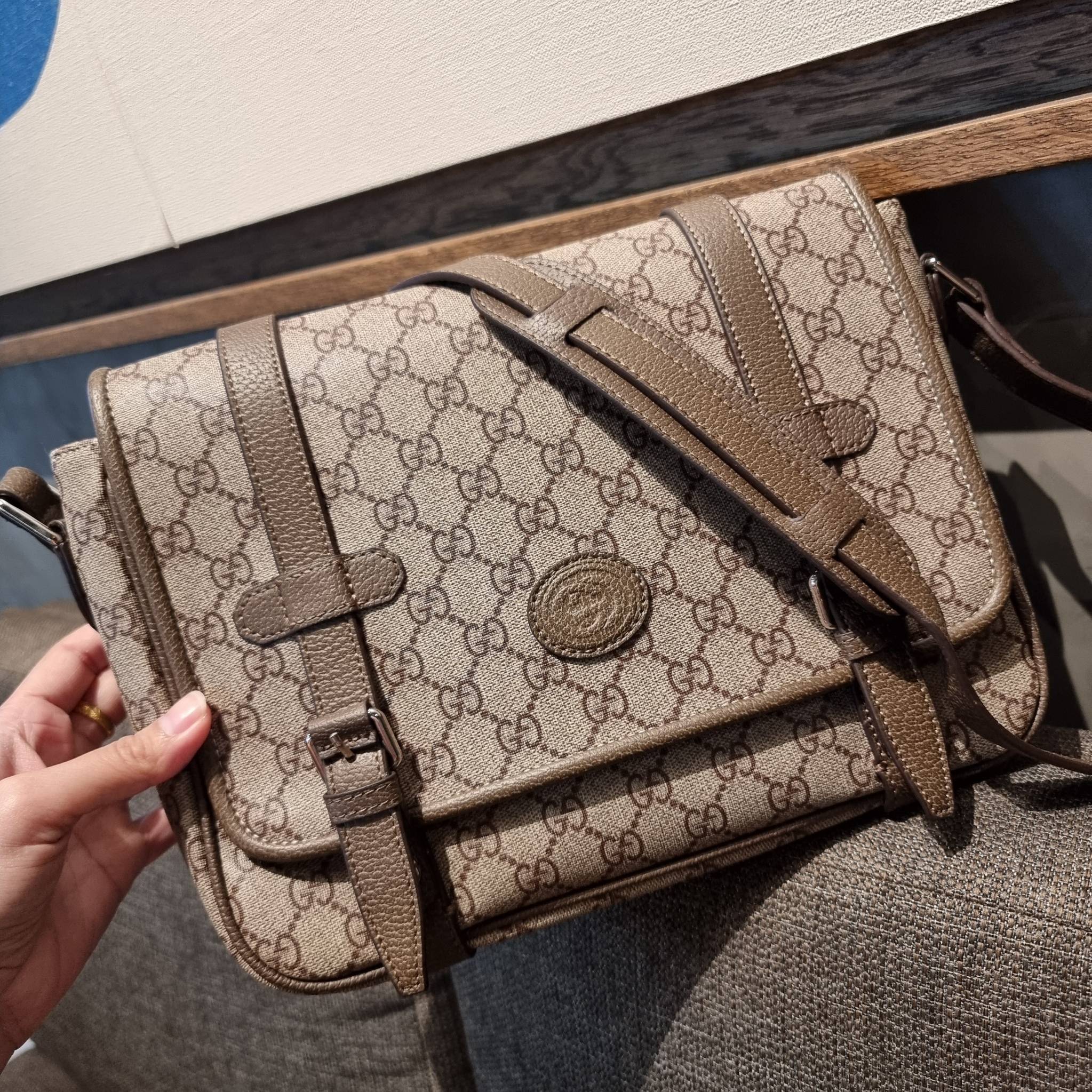 Gucci GG Supreme messenger bag GC MESSENGER VINTAGE BAG กระเป๋าสะพายข้างทรงแมสเซนเจอร์ ย้อนยุค ลุคผู้ดีแบบลูกคุณ ดีไซน์ unisex ใช้ได้ทั้งชายและหญิง พรีเมี่ยมกิ๊ฟวีไอพี วัสดุหนังแคนวาส ใช้งานง่ายด้วยฝาเปิดกระดุมแม่เหล็ก ด้านหลังมีช่องเก็บของจุกจิกได้ ภายใน