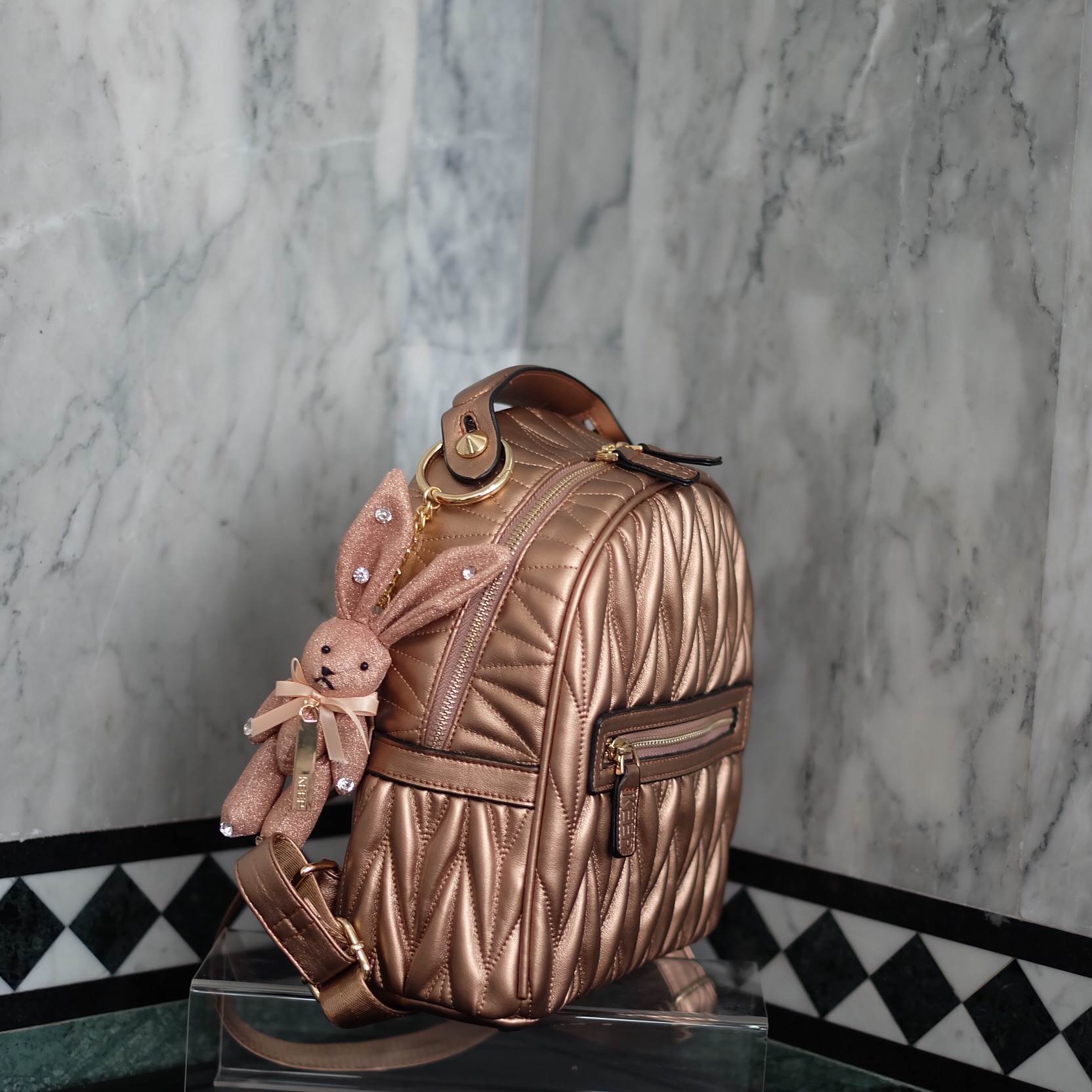 สีใหม่ล่าสุด รับ summer นี้เลยค่า ห้ามพลาดน๊า !!! งานหนังแท้ ทางร้านได้ รุ่นสุด Chic ทรง mini mini น่ารักๆ จากแบรนด์ KEEP มาฝากคะ =>> กระเป๋า หนังแท้เนื้อดี ลายหนังชัด ทนทานคะ น้ำหนักเบา ดีไซด์ ทันสมัย เข้าได้กับทุกชุด =>> อะไหล่ทองตัดกับกระเป