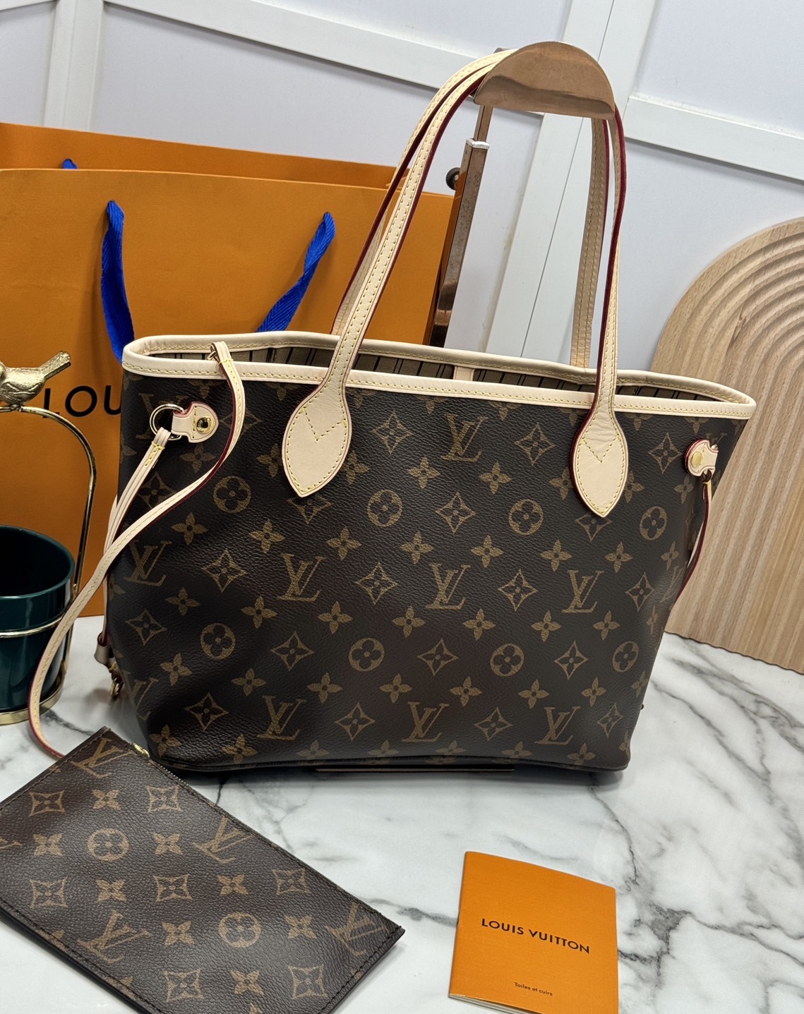 TOP ORI หนังแท้ | LV Neverfull PM bag Monogram Canvas กระเป๋าสะพายทรงโท้ท PM ดีไซน์คลาสสิกเหนือกาลเวลาเข้ากับดีเทลที่สืบทอดมายาวนาน Monogram แคนวาสแต่งขอบหนัง ดีไซน์พื้นที่ด้านในกว้างทว่าดูเพรียวบาง
